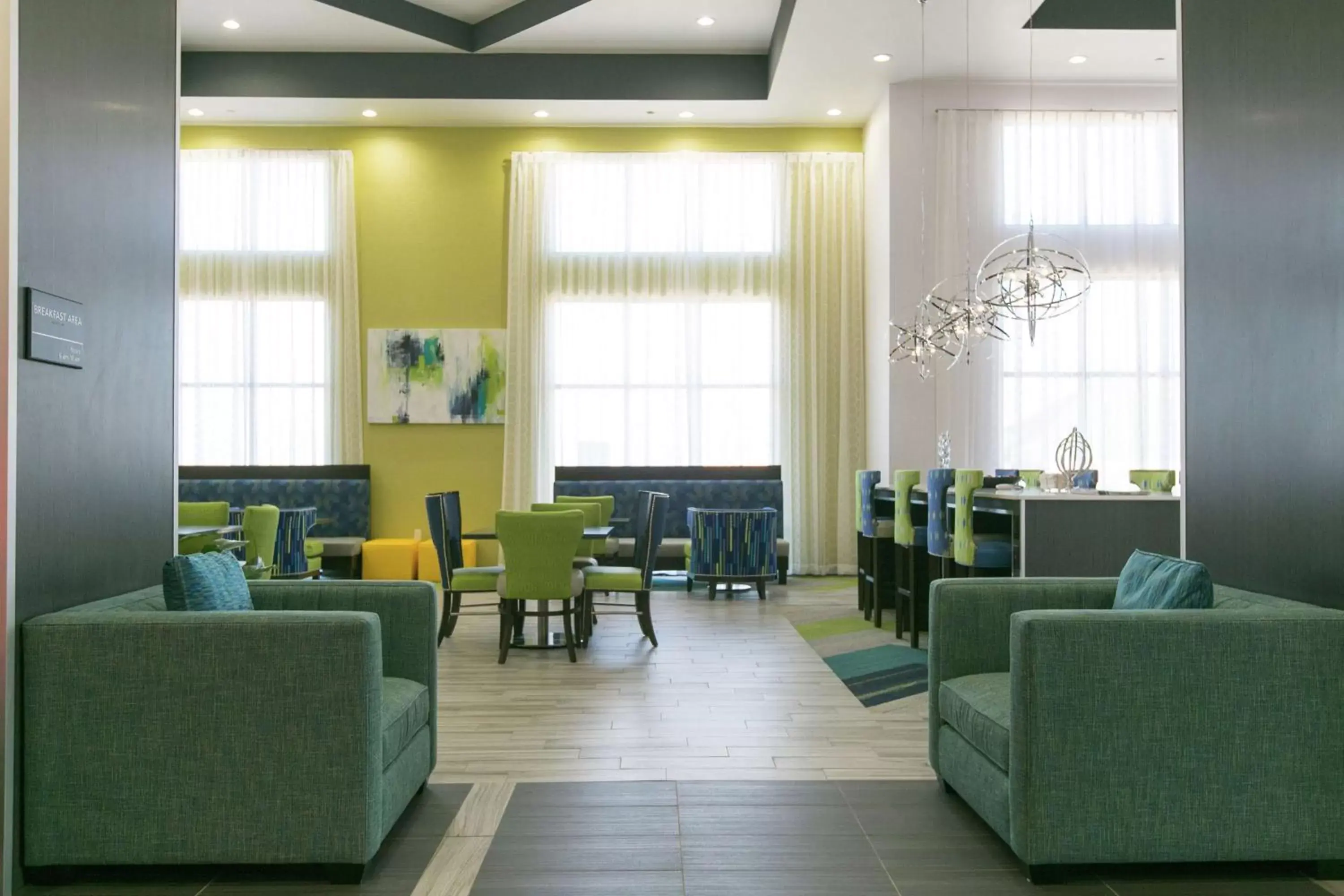 Lobby or reception, Lounge/Bar in Hampton Inn & Suites Stroud