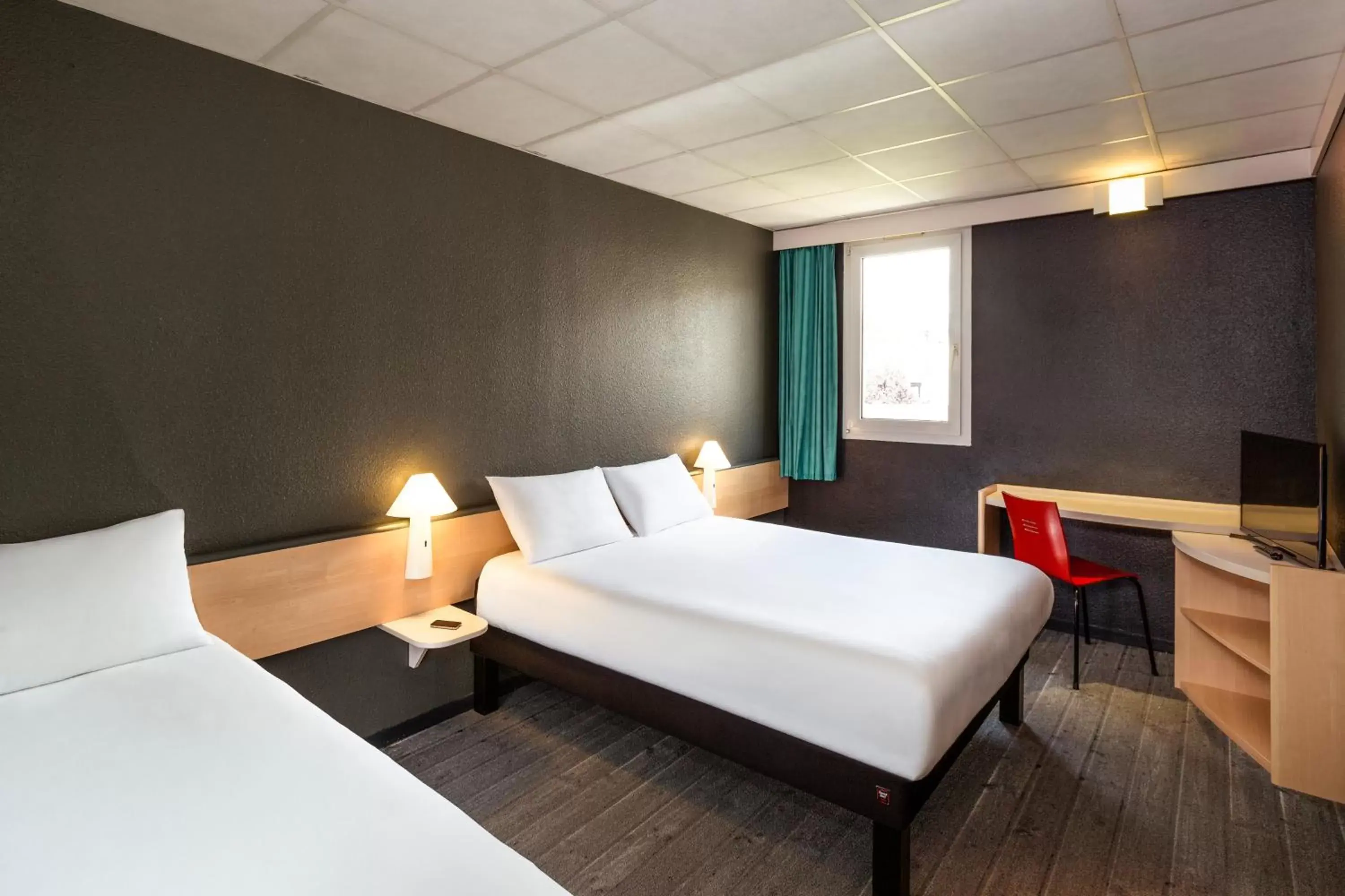 Photo of the whole room, Room Photo in ibis Lannion