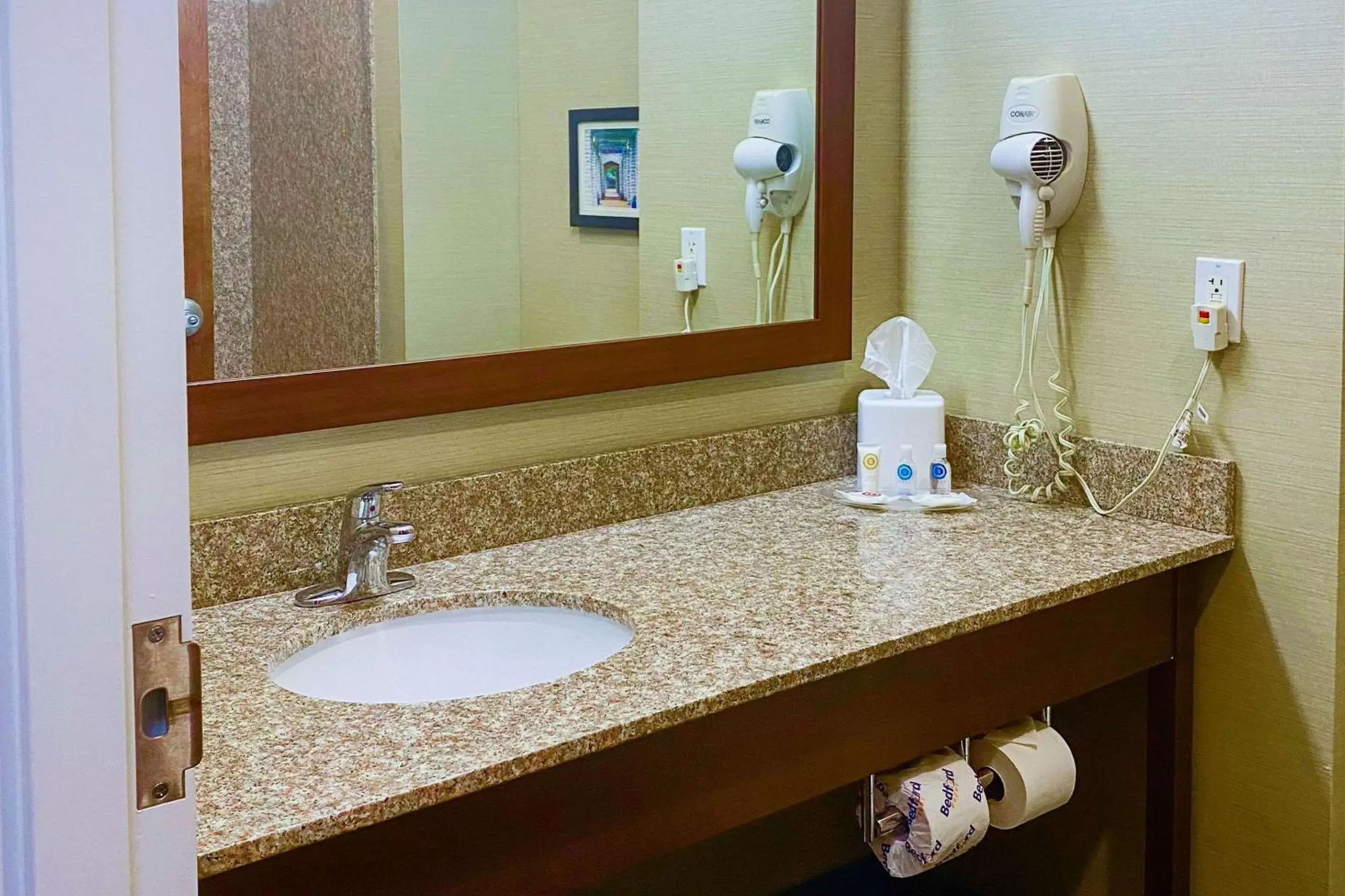 Photo of the whole room, Bathroom in Comfort Suites - Jefferson City