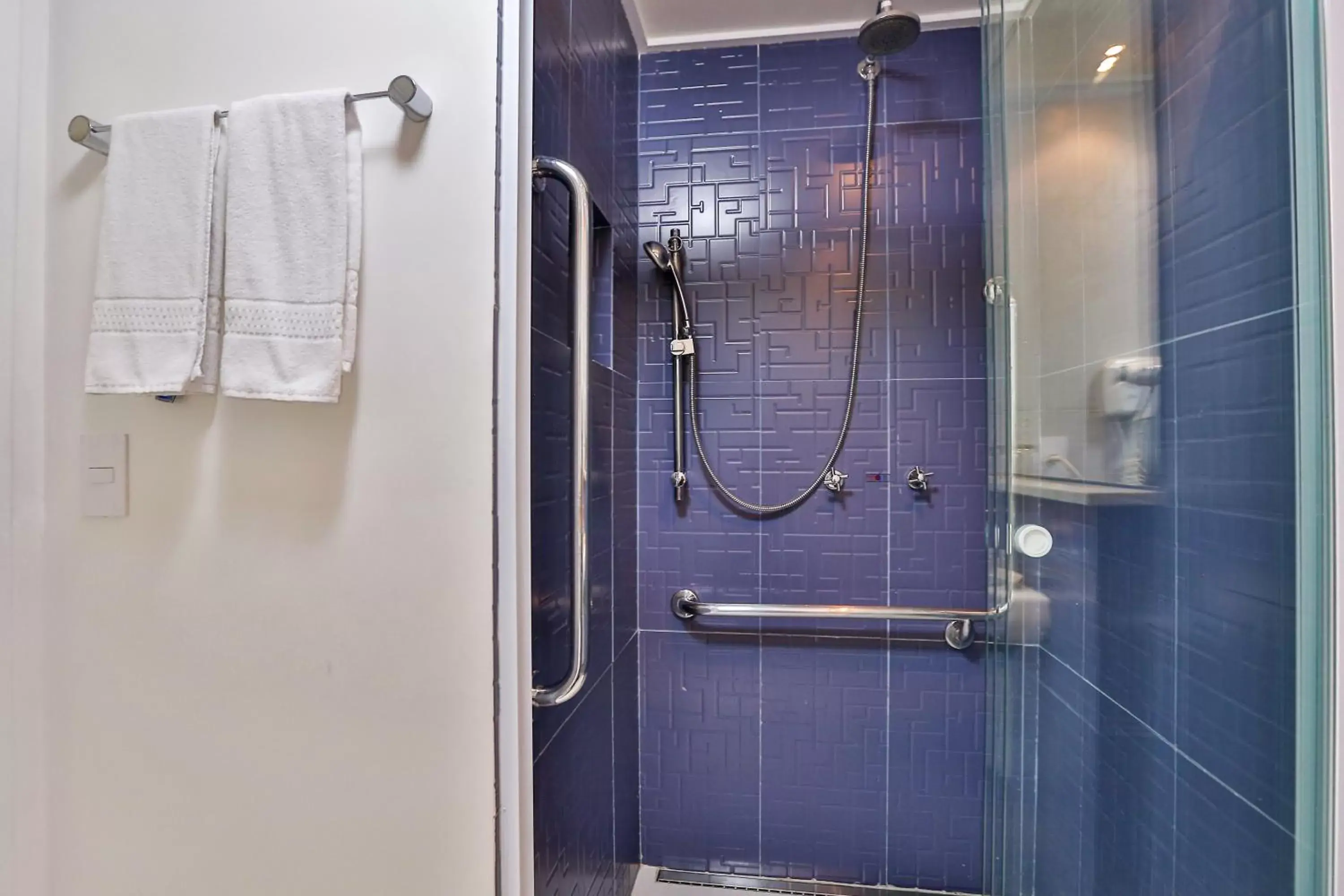 Shower, Bathroom in Comfort Nova Paulista