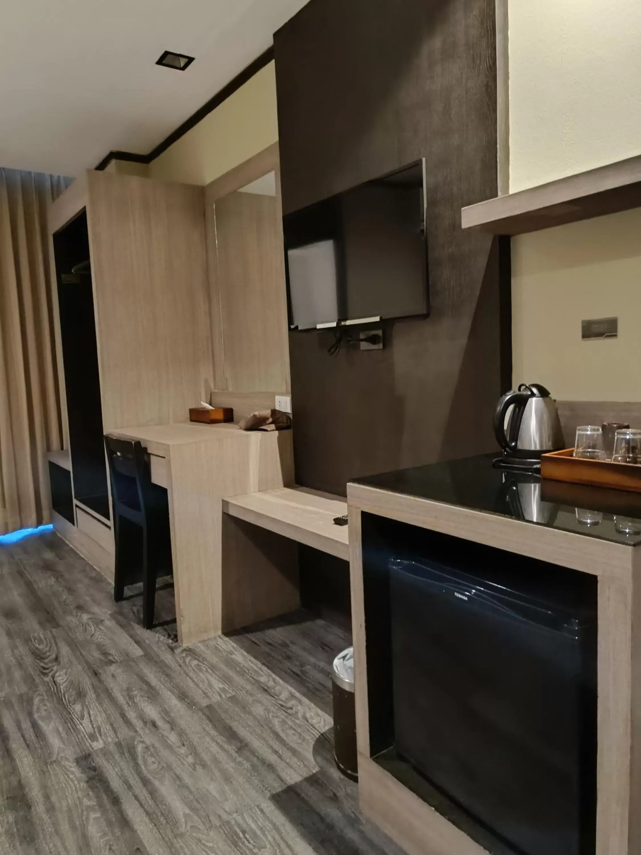 TV and multimedia, Kitchen/Kitchenette in Bangkok Inter Place Hotel