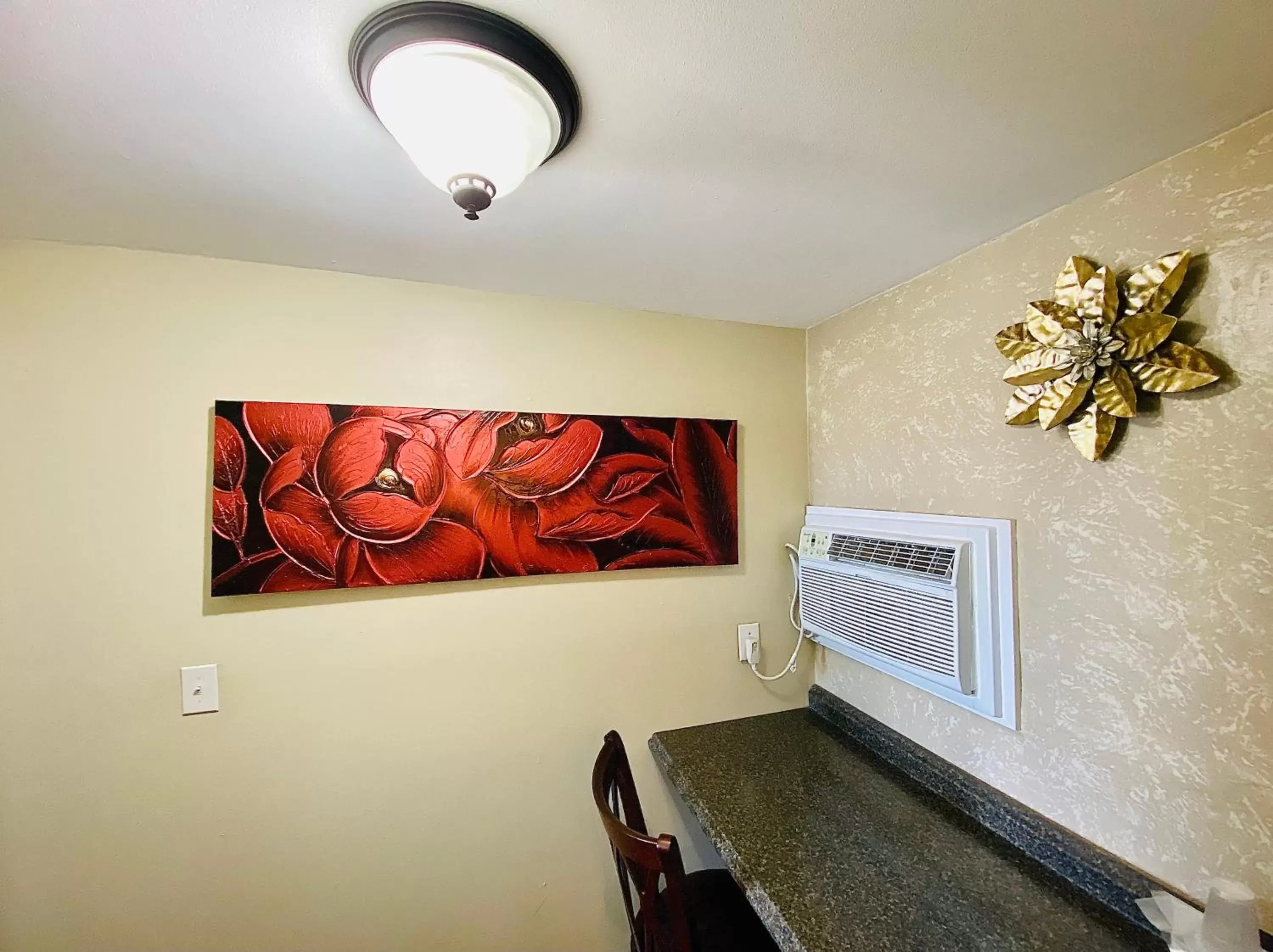 Dining area, Bathroom in Sage N Sand Motel