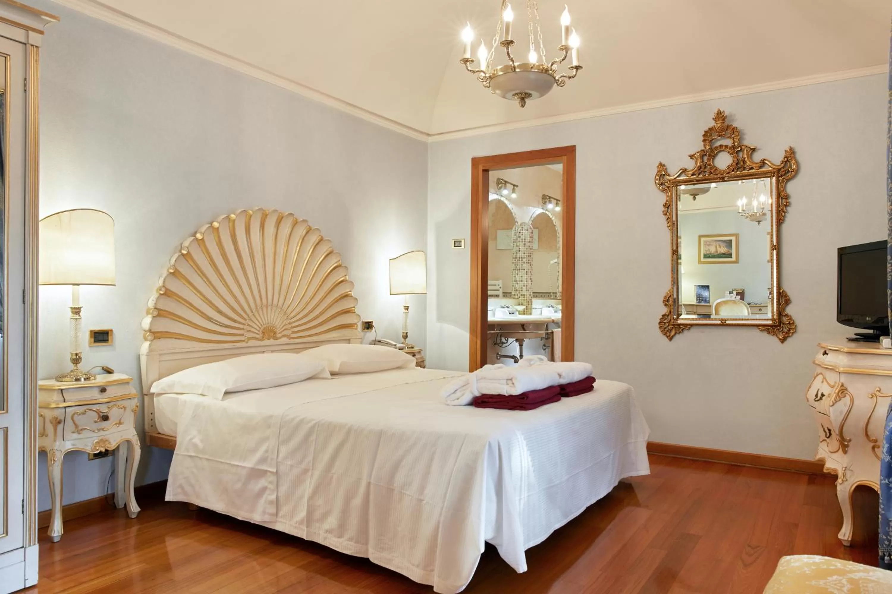 Bedroom, Bed in Villa Quaranta Tommasi Wine Hotel & SPA