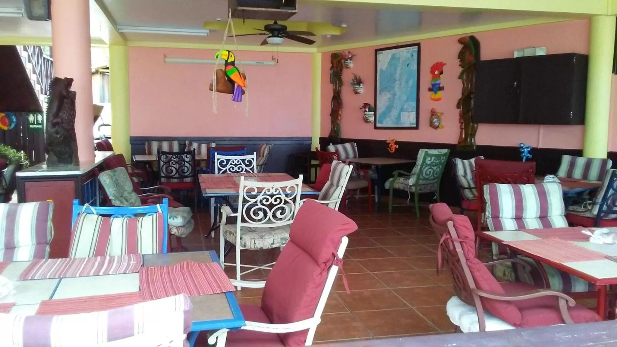 Restaurant/places to eat in Alan's Paradise Hotel