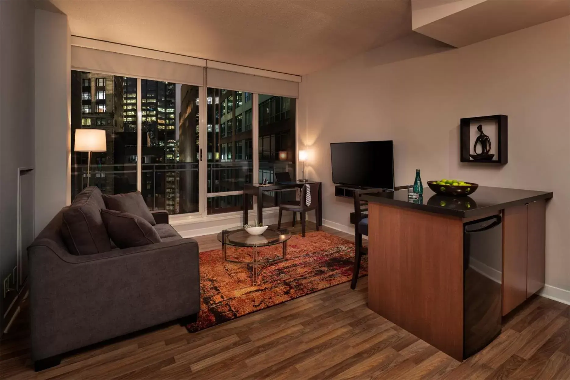 Communal lounge/ TV room, TV/Entertainment Center in Executive Hotel Cosmopolitan Toronto