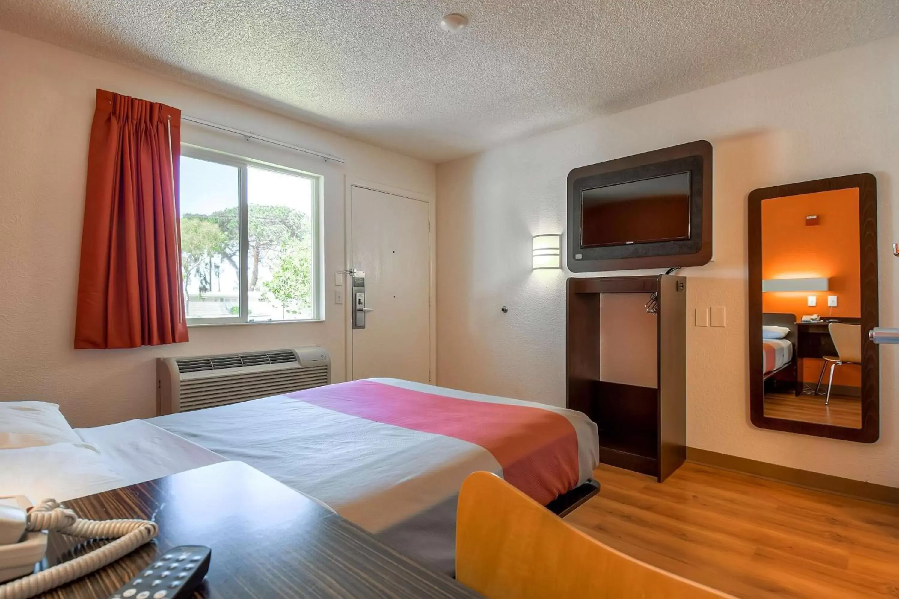 TV and multimedia, Room Photo in Motel 6-San Diego, CA - North