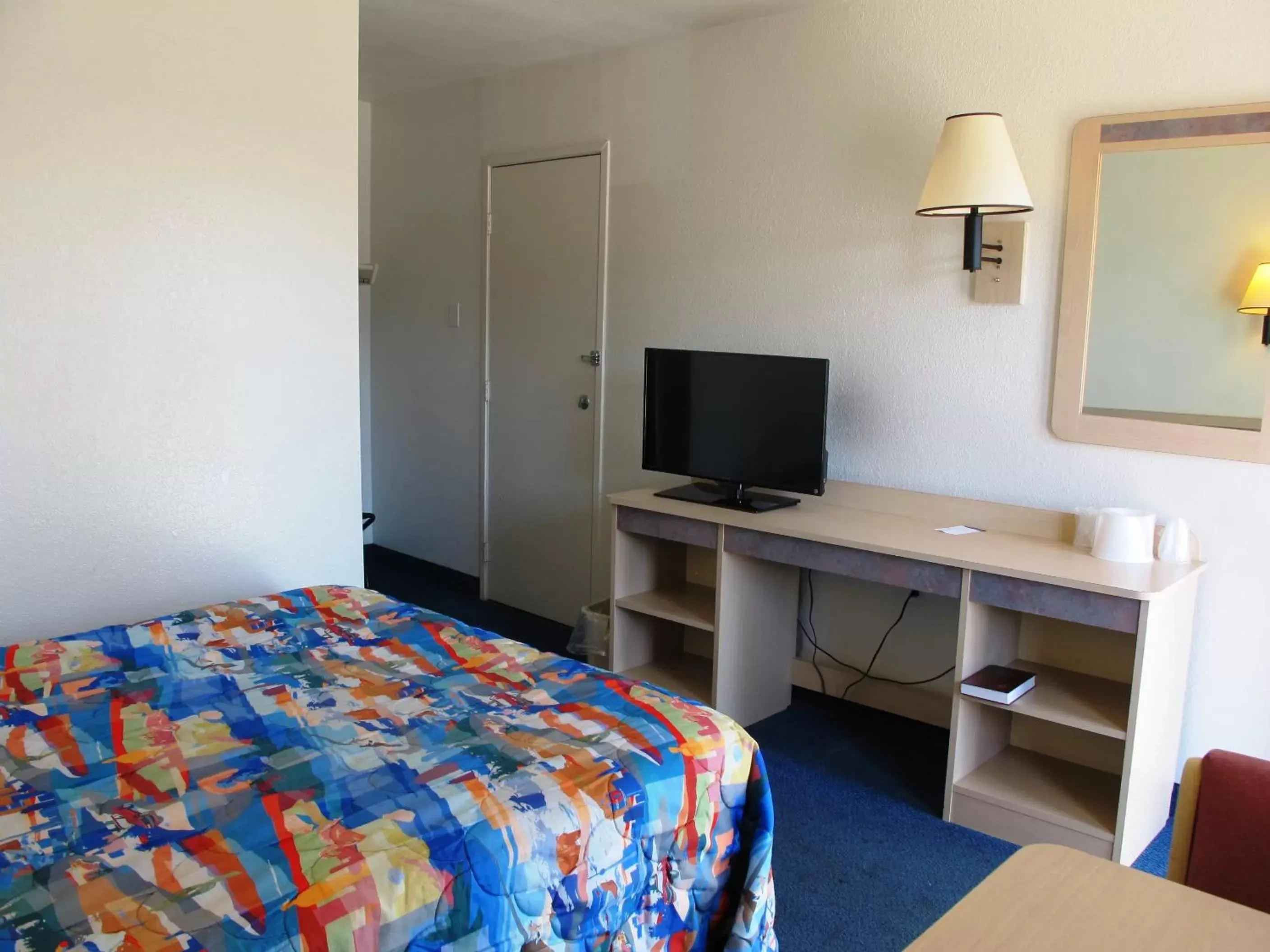 Photo of the whole room, Bed in Motel 6 Ontario, OR