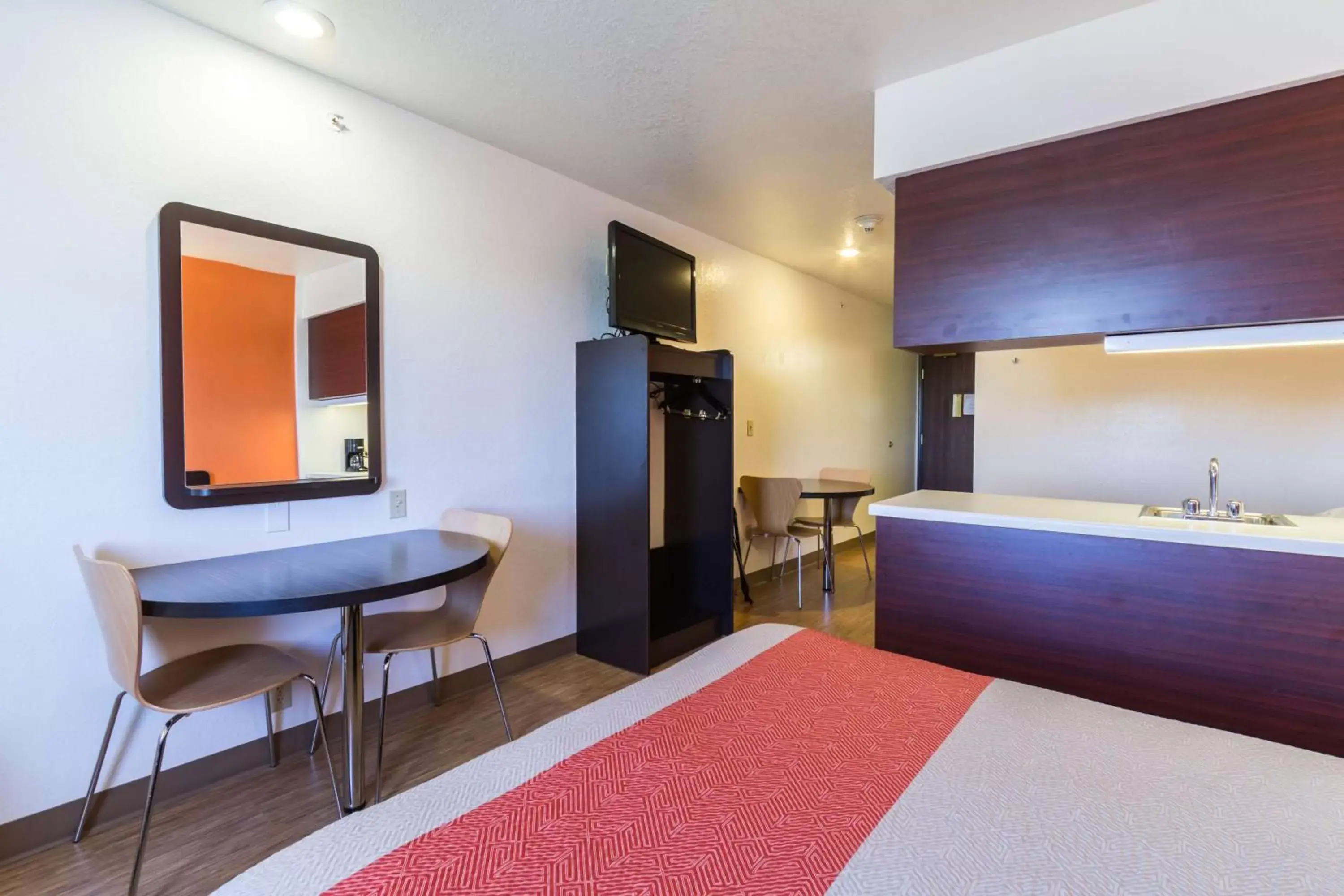 TV and multimedia, Bed in Motel 6-Huron, OH - Sandusky