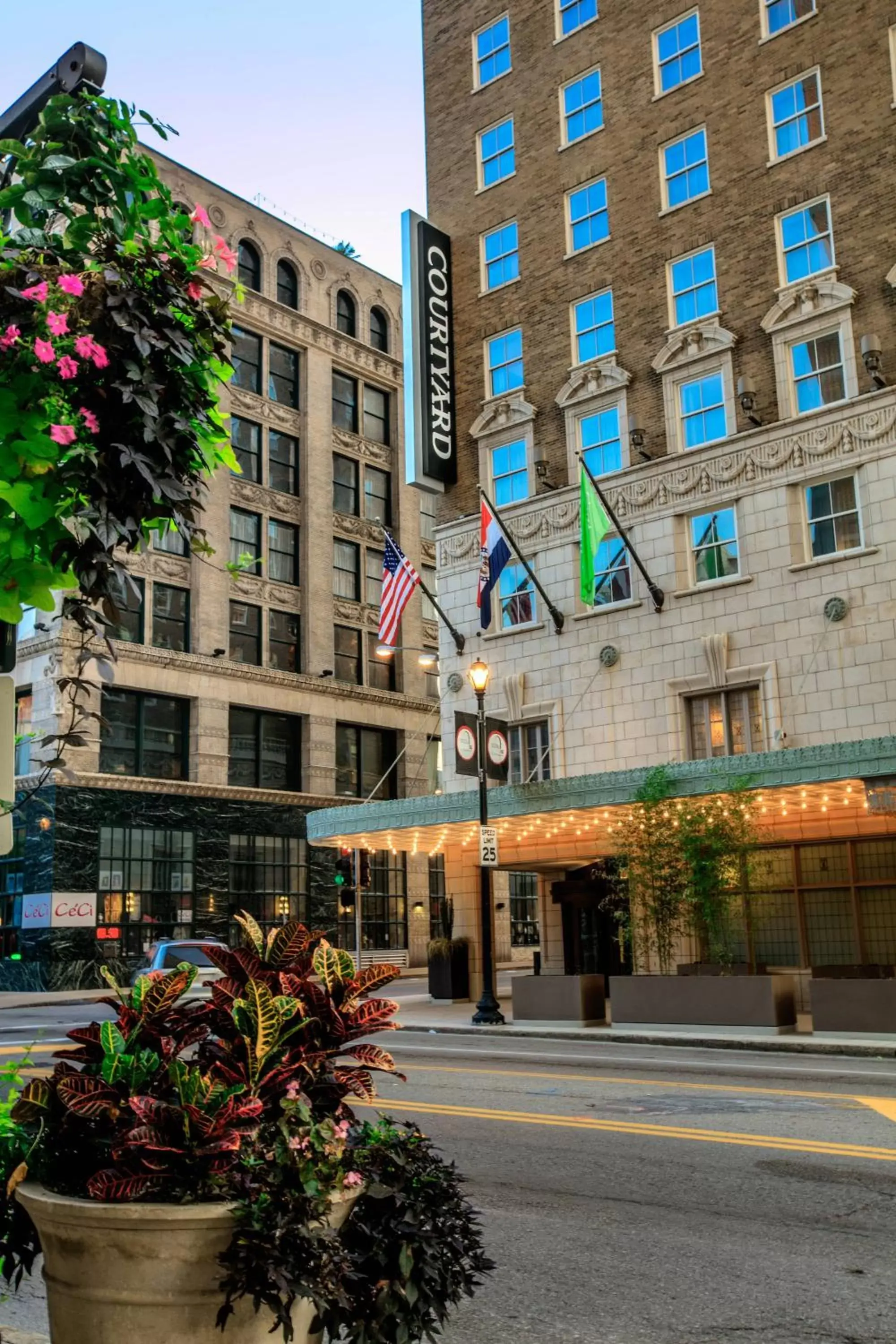 Property Building in Courtyard St. Louis Downtown/Convention Center