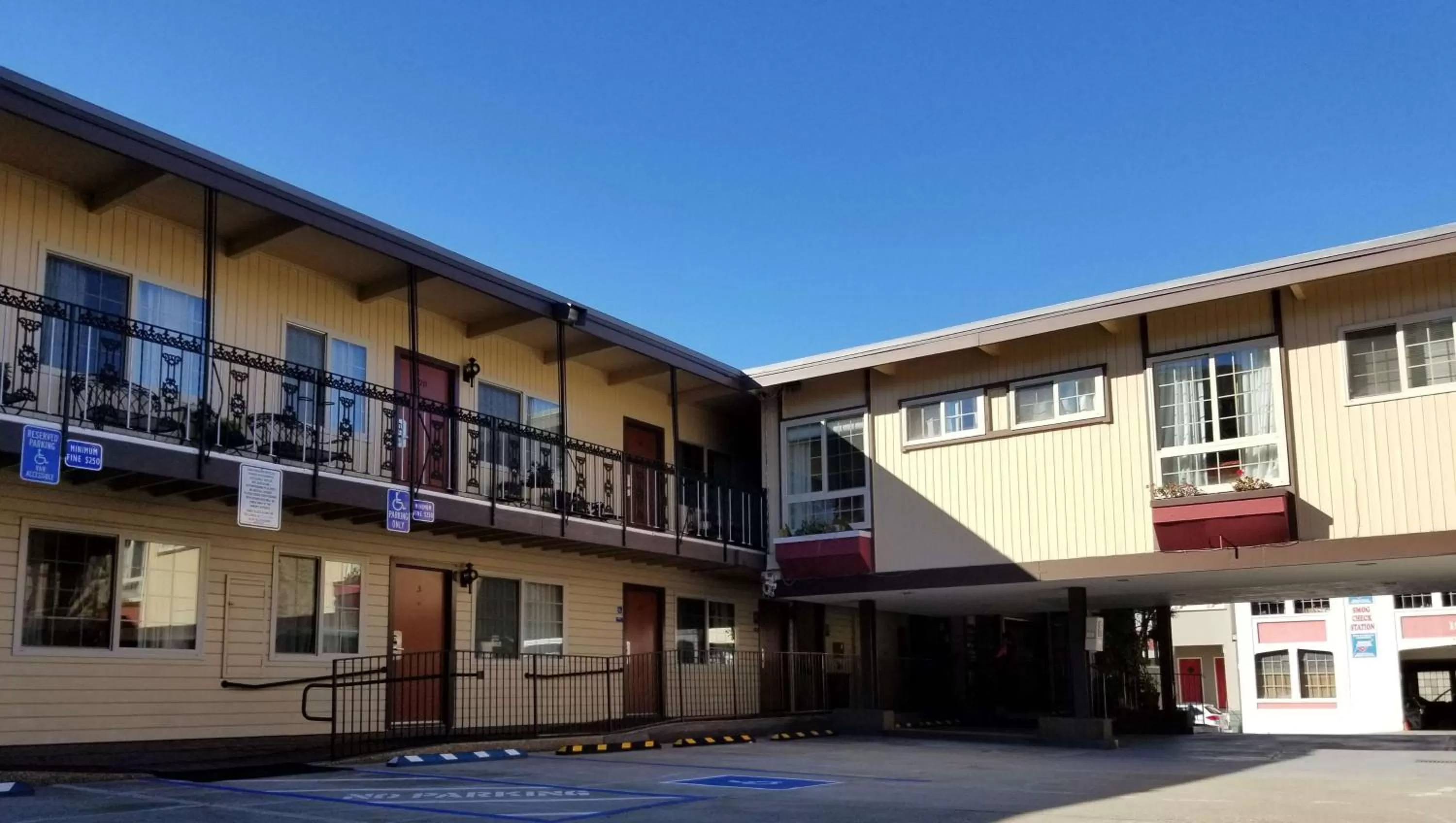 Property building in Pacific Heights Inn