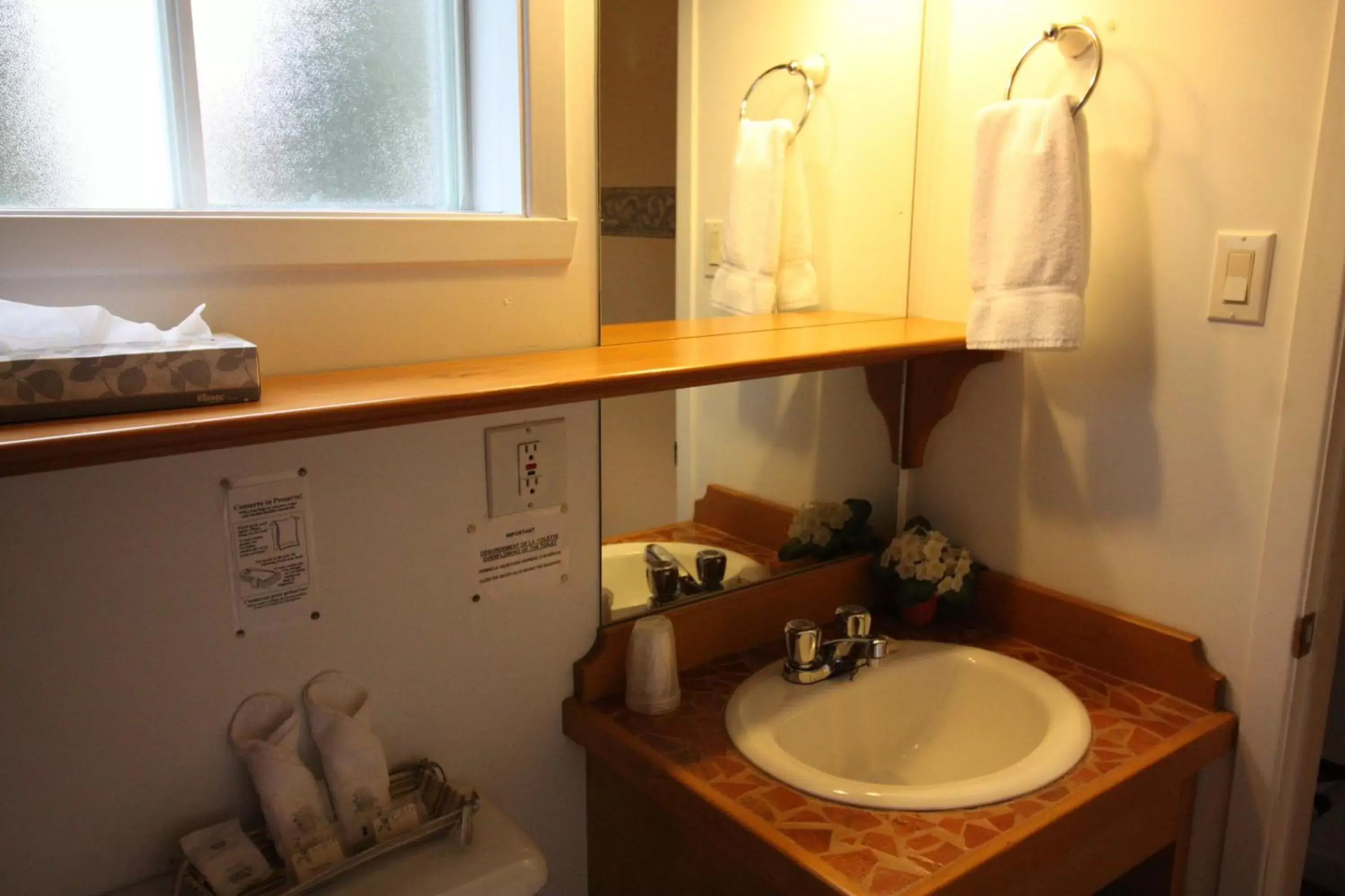 Bathroom in Motel Le JoliBourg