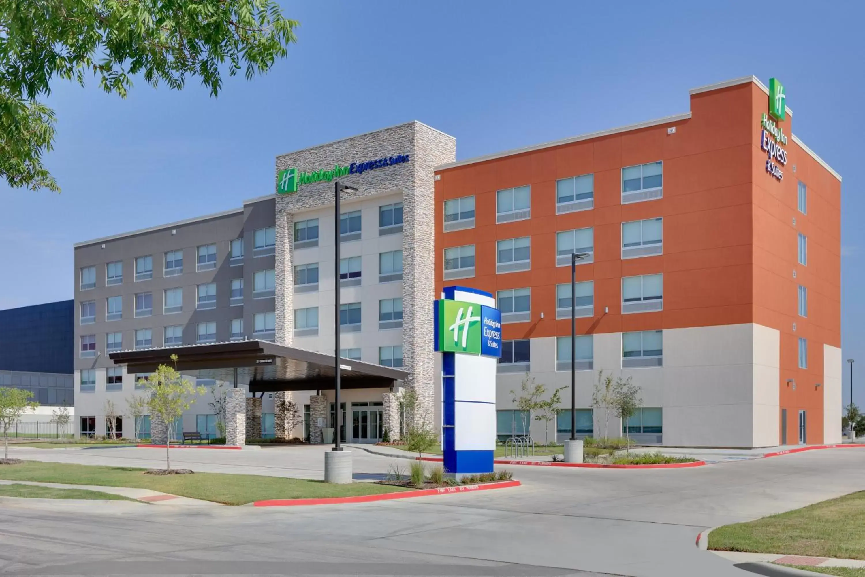 Property building in Holiday Inn Express & Suites - Dallas NW HWY - Love Field, an IHG Hotel