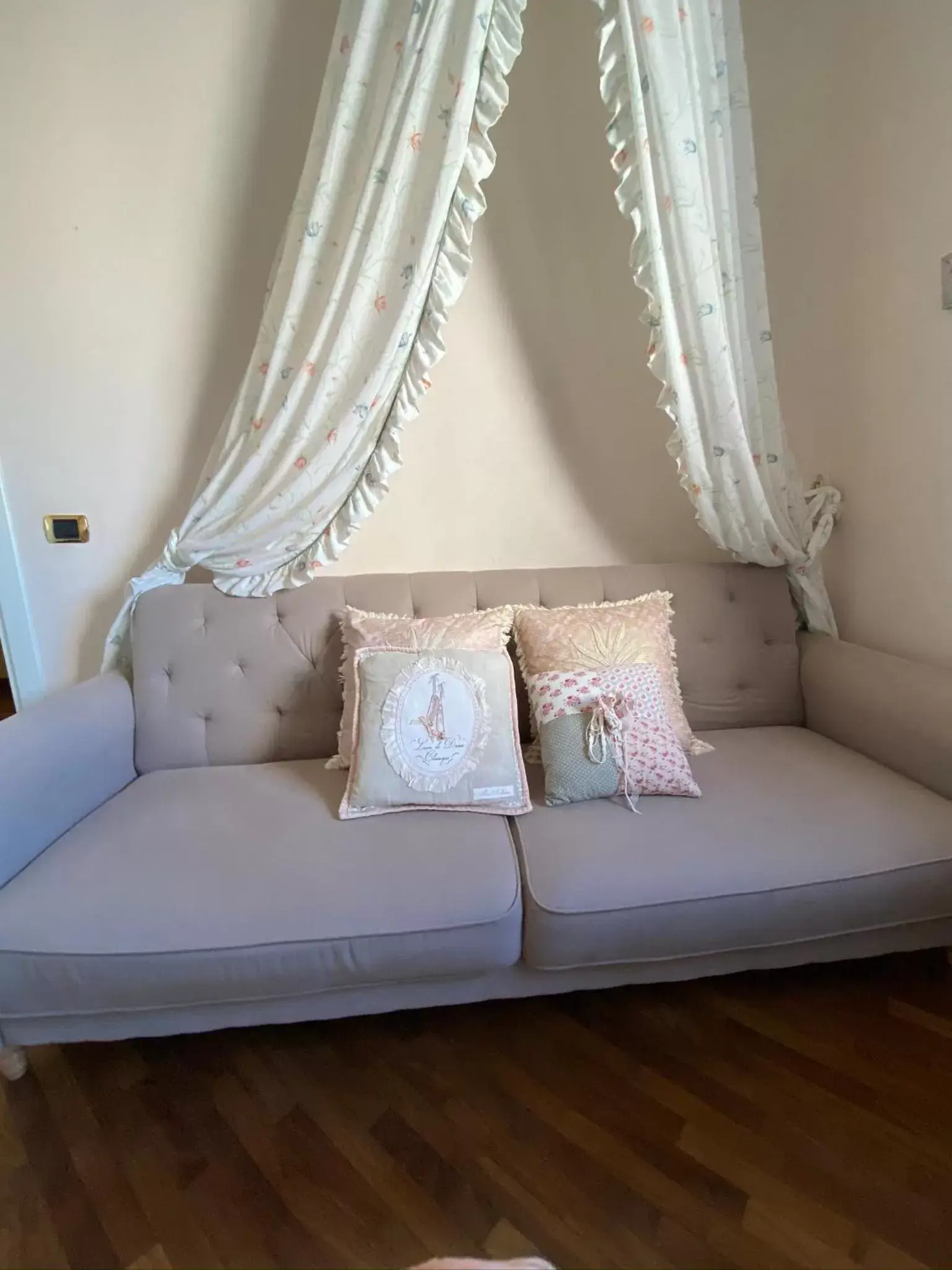 Bed, Seating Area in I Citri