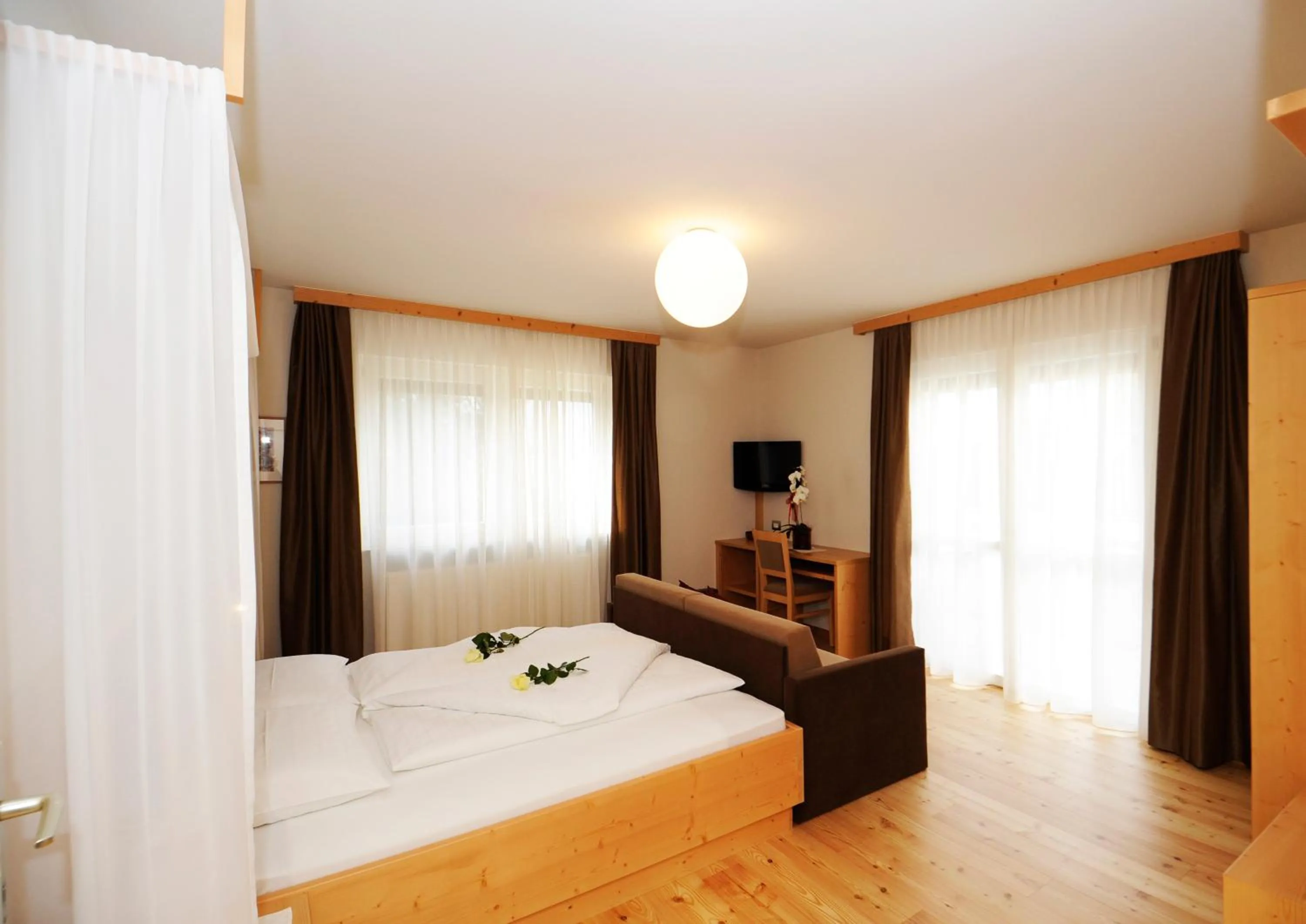 Bedroom, Bed in Hotel Jasmin