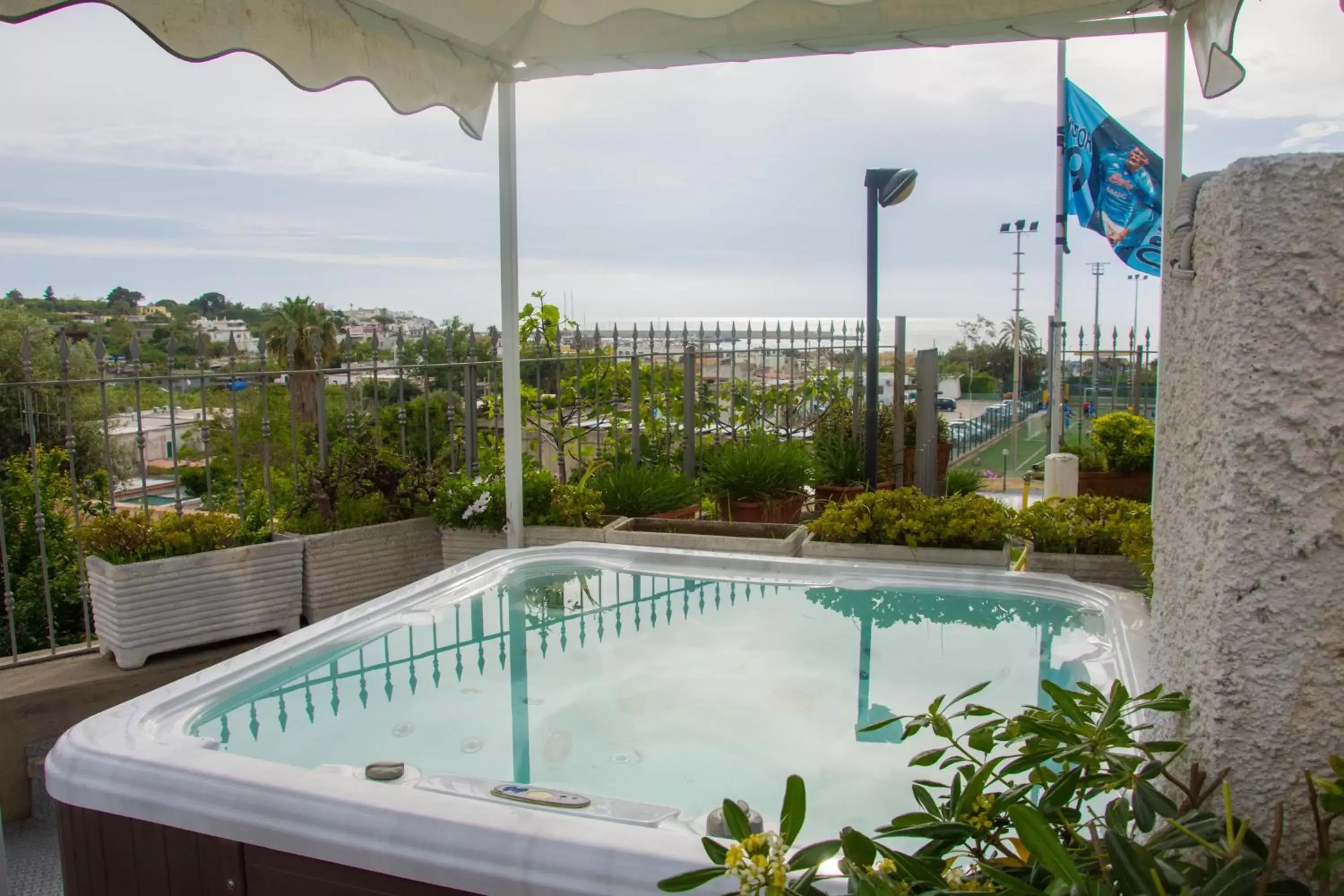 Hot Tub, Swimming Pool in Hotel Villa Mena