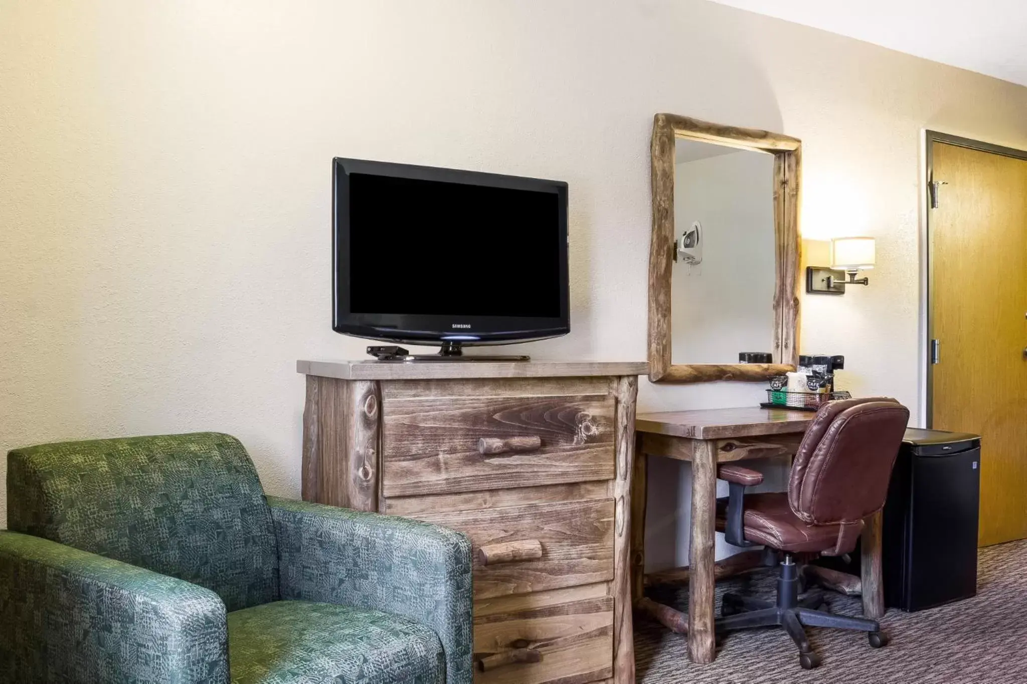 Seating area, TV/Entertainment Center in Econo Lodge, Downtown Custer Near Custer State Park and Mt Rushmore