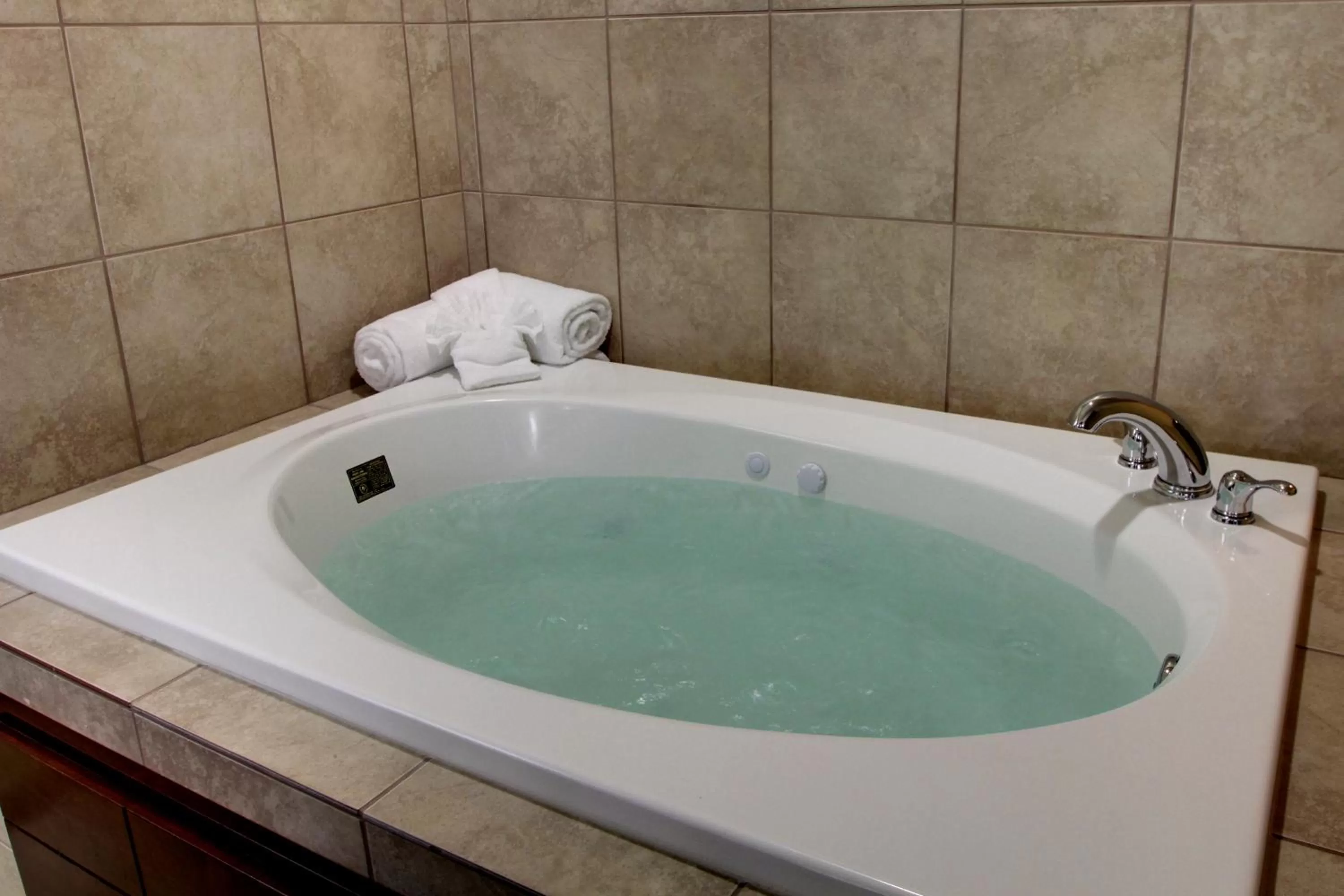 Bath in Cobblestone Inn & Suites - Rugby