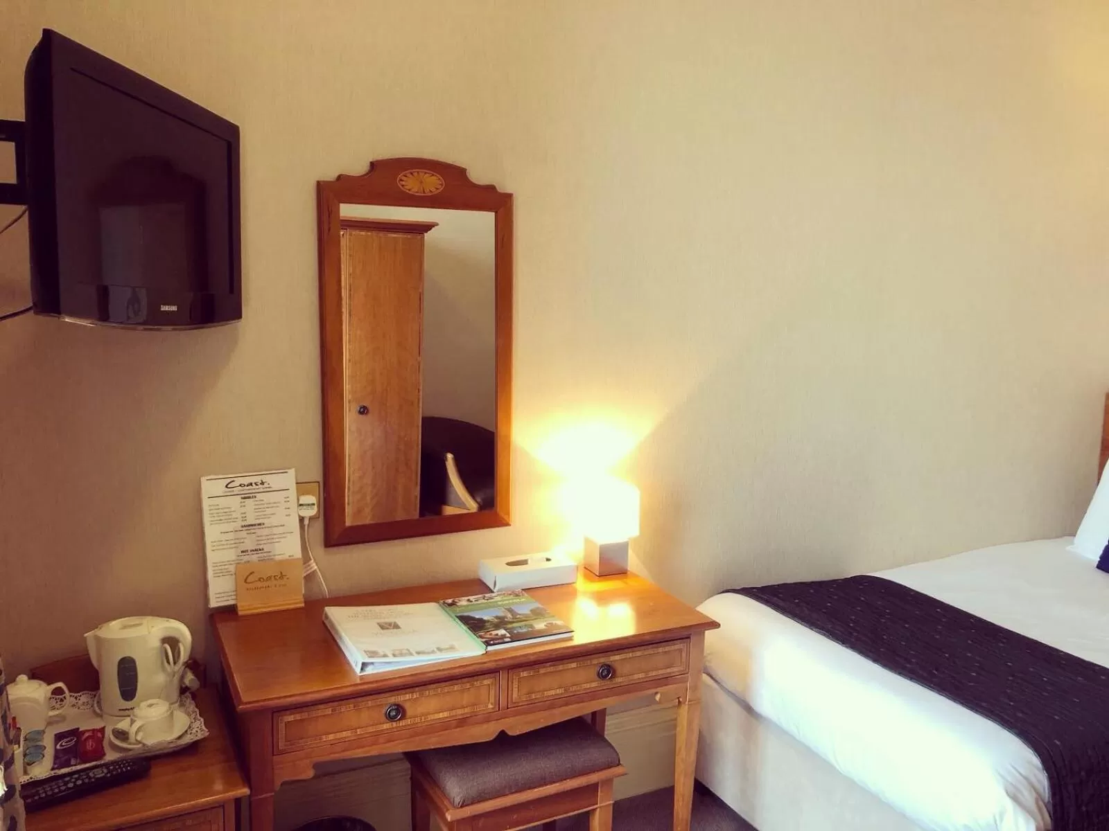 TV/Entertainment Center in Hotel Victoria