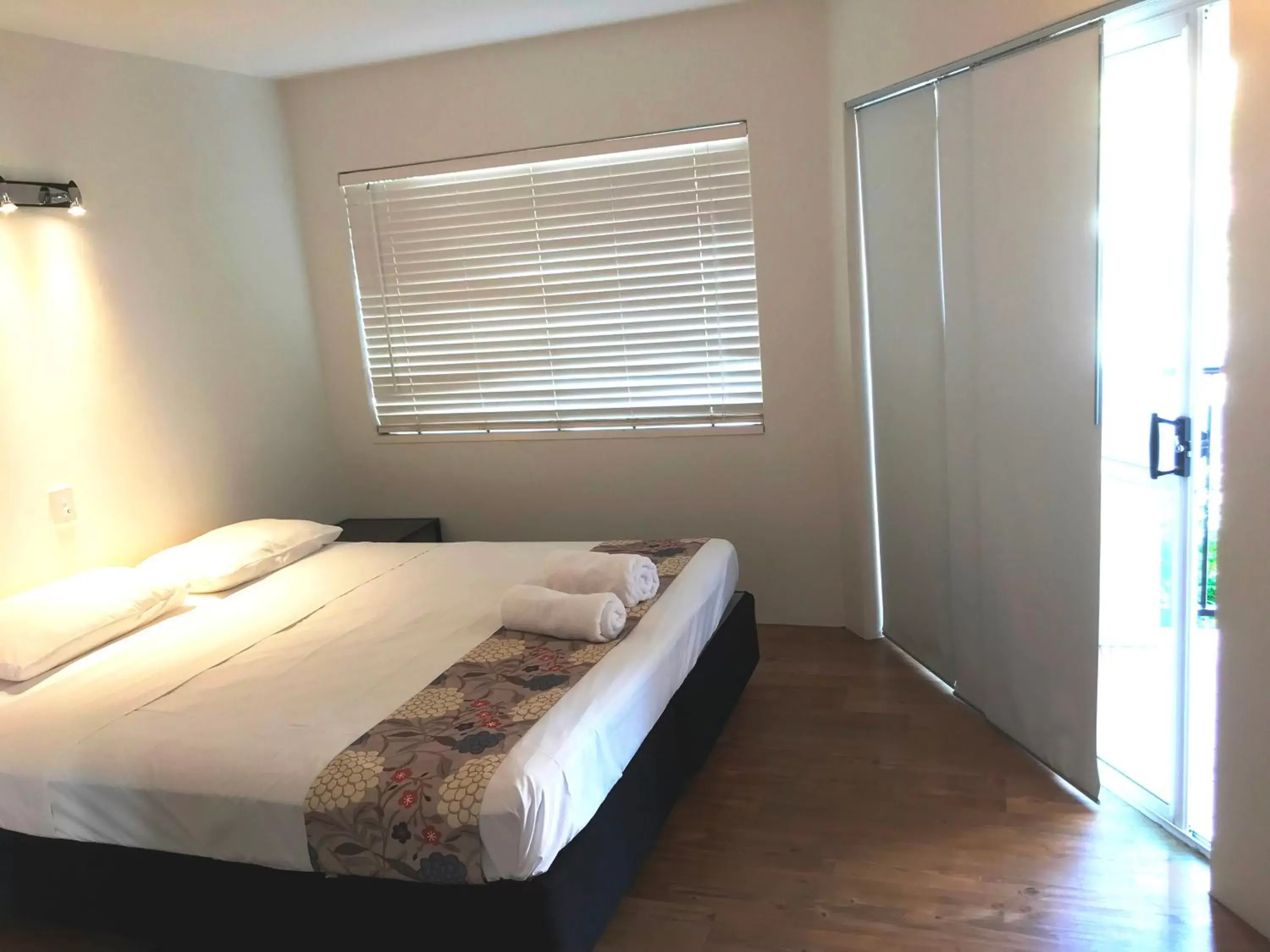 Bedroom, Bed in Reef Gateway Apartments