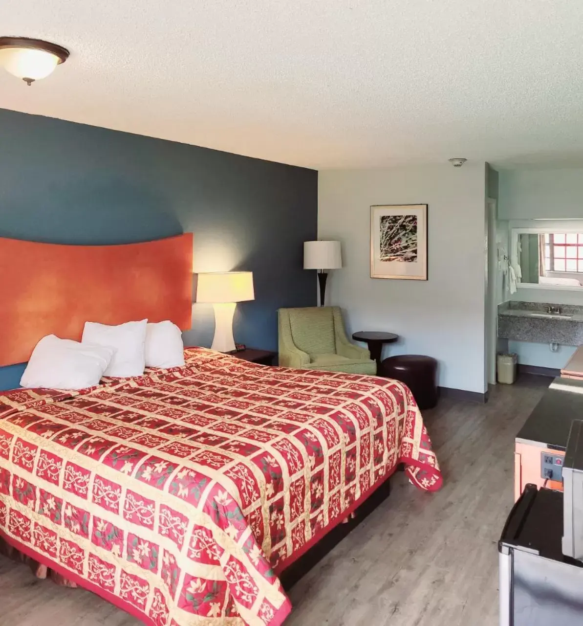 Photo of the whole room, Bed in Best Price Motel & Suites