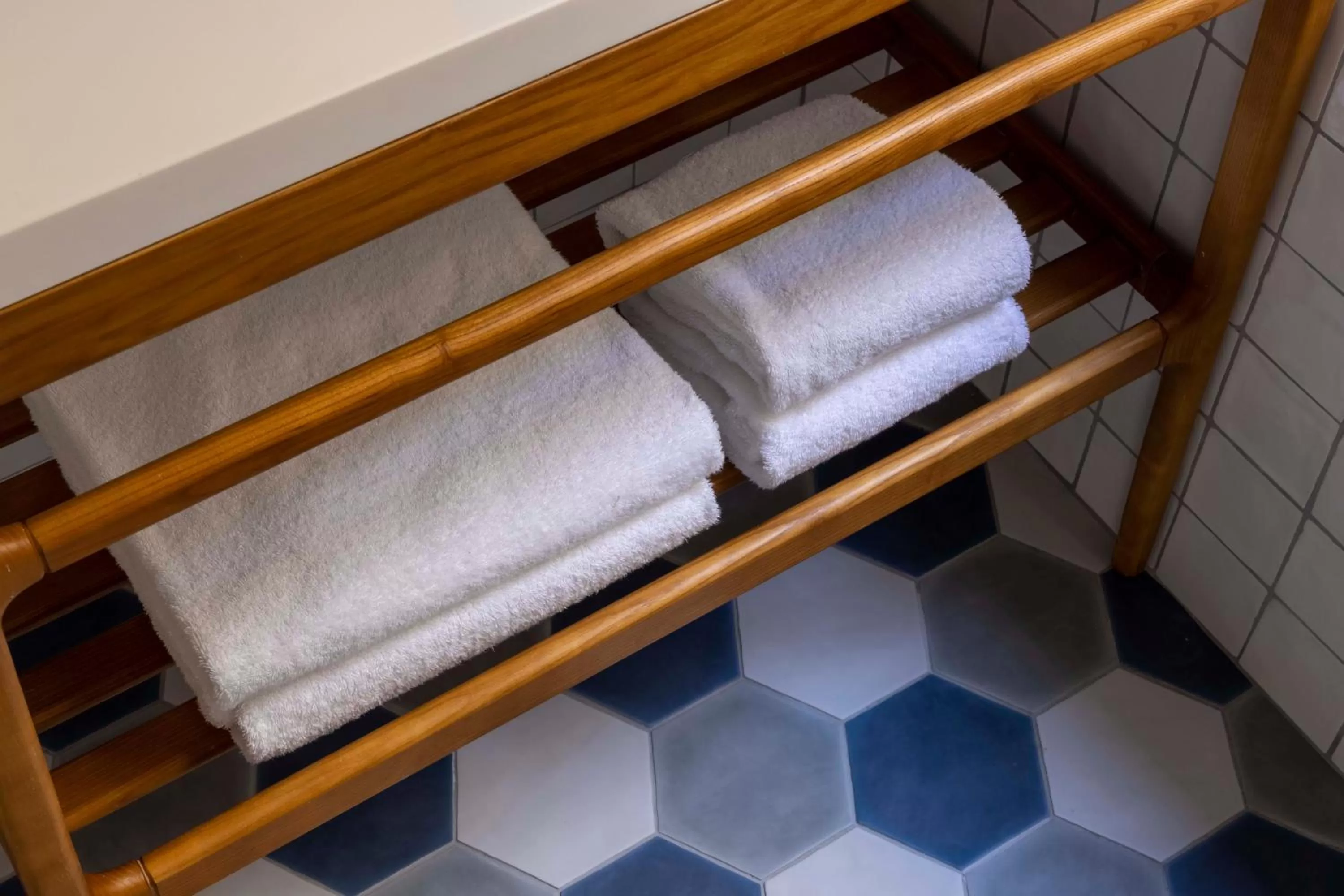 Bathroom, Bed in Hotel Louvre Montana