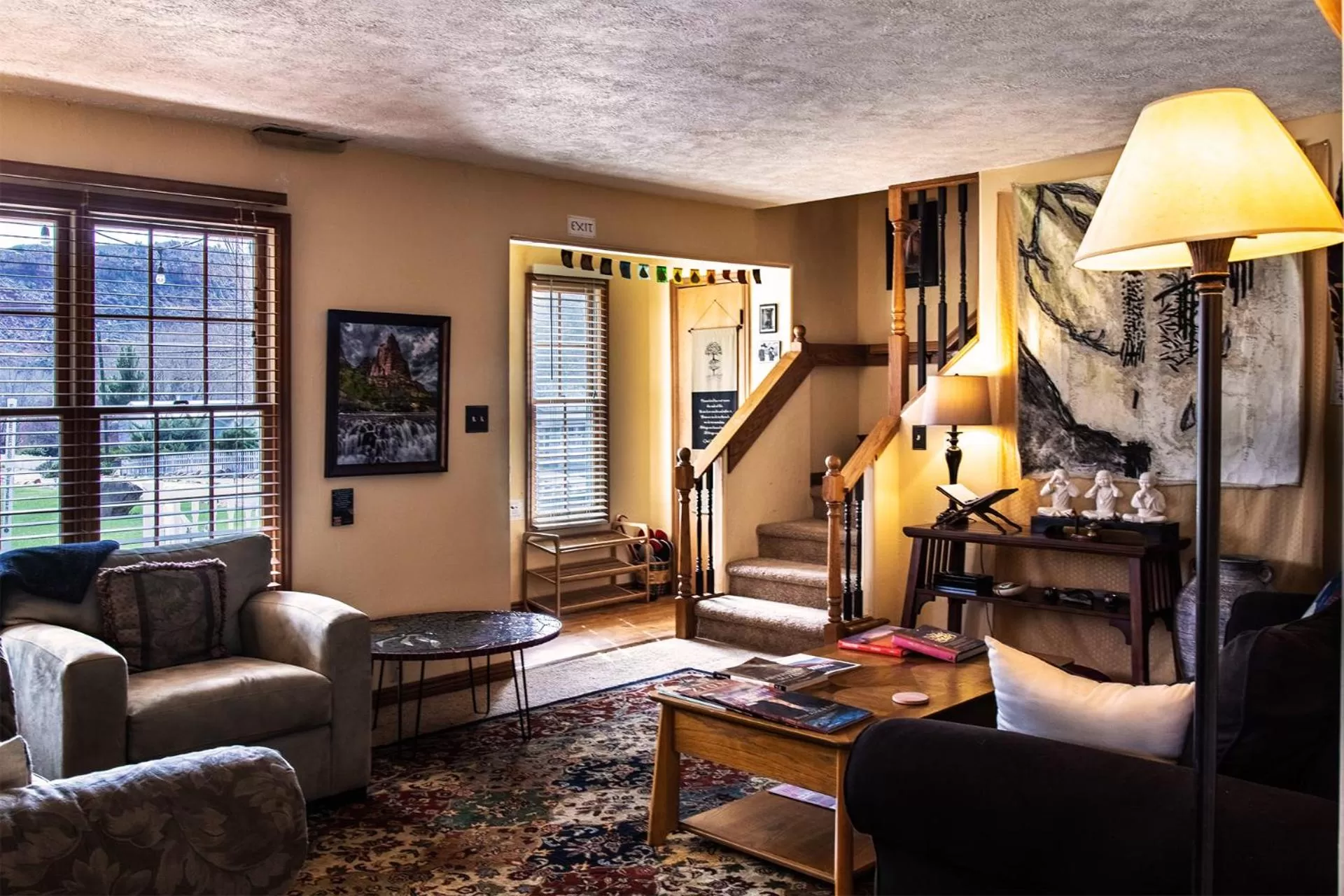 Communal lounge/ TV room in 2 Cranes Inn - Zion