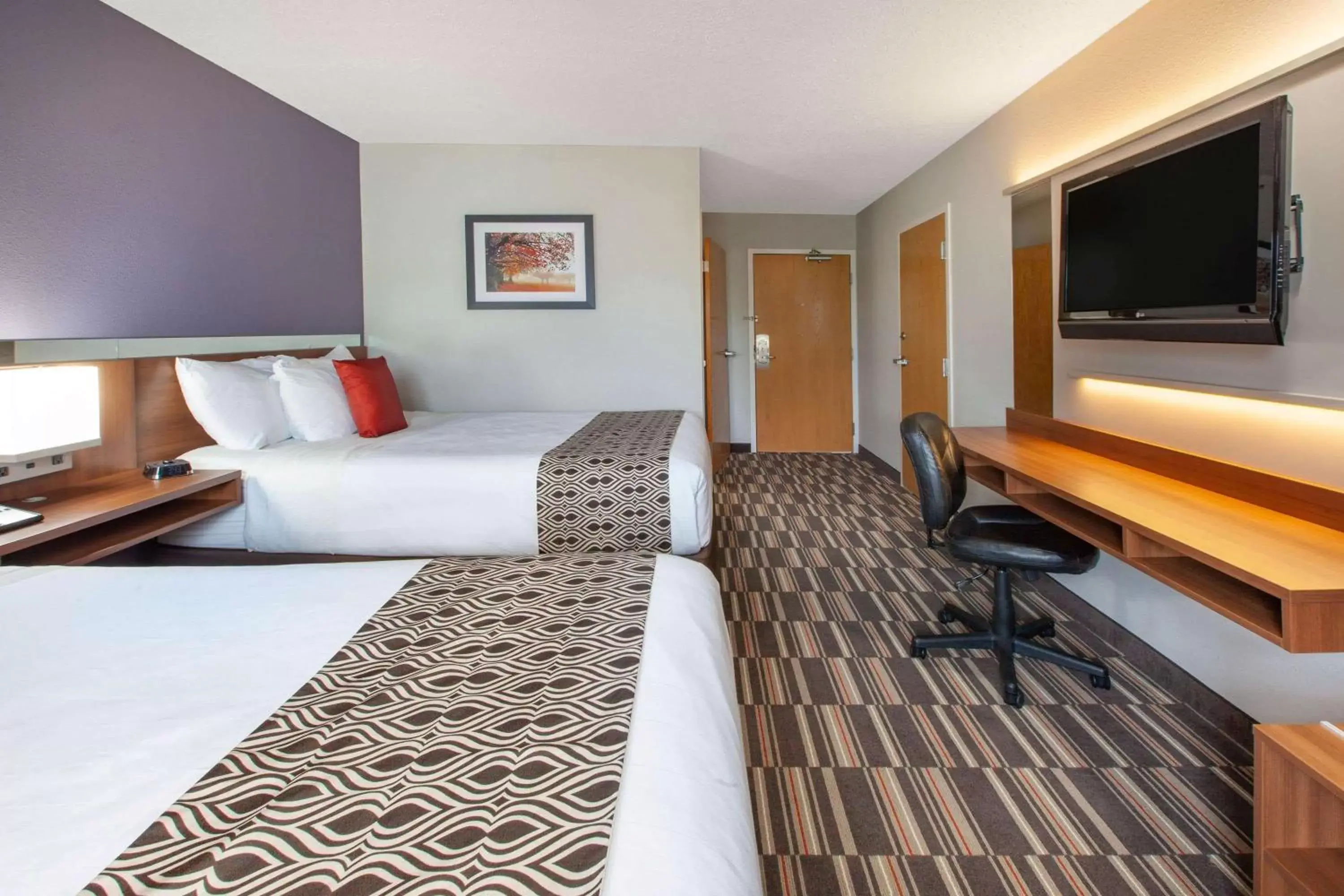 Photo of the whole room, Bed in Microtel Inn & Suites by Wyndham Pittsburgh Airport
