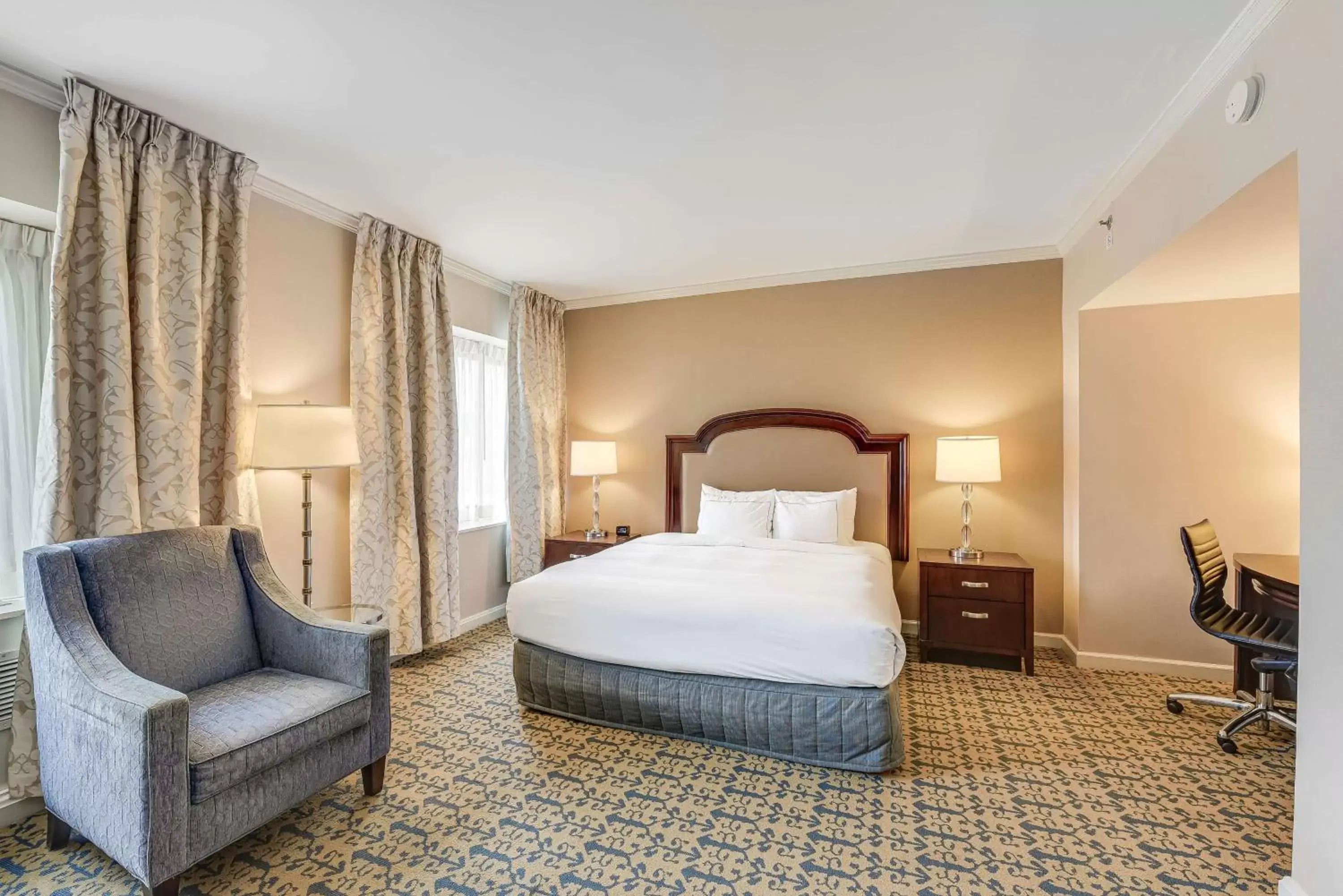 Bedroom, Bed in Capital Hilton