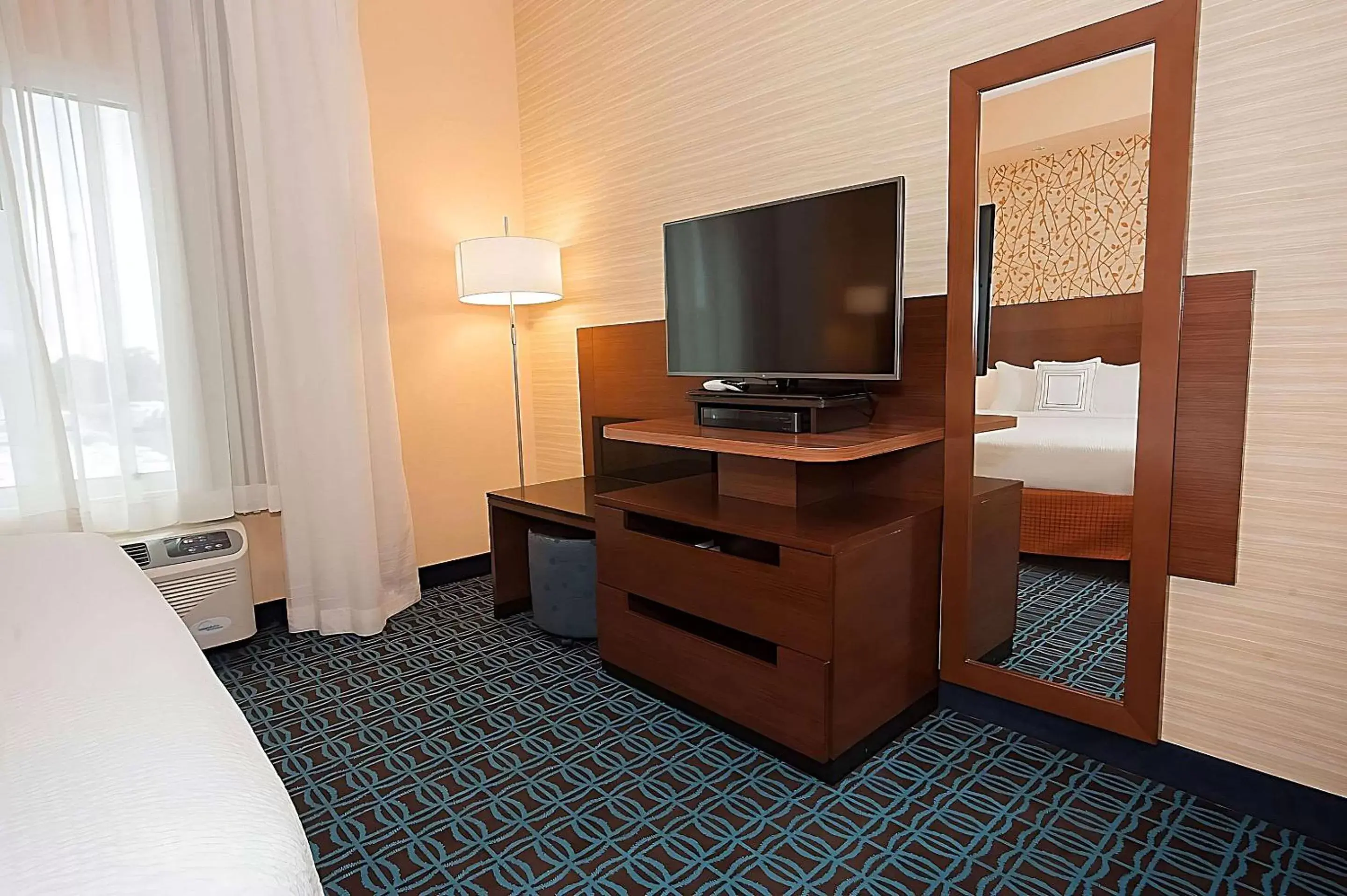 Bedroom, TV/Entertainment Center in Comfort Inn & Suites South Akron