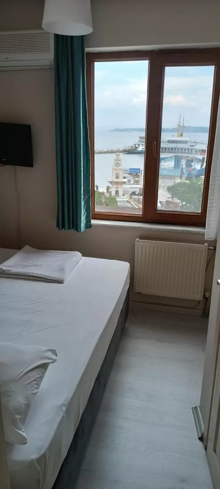 TV and multimedia, Bed in Hotel Crowded House