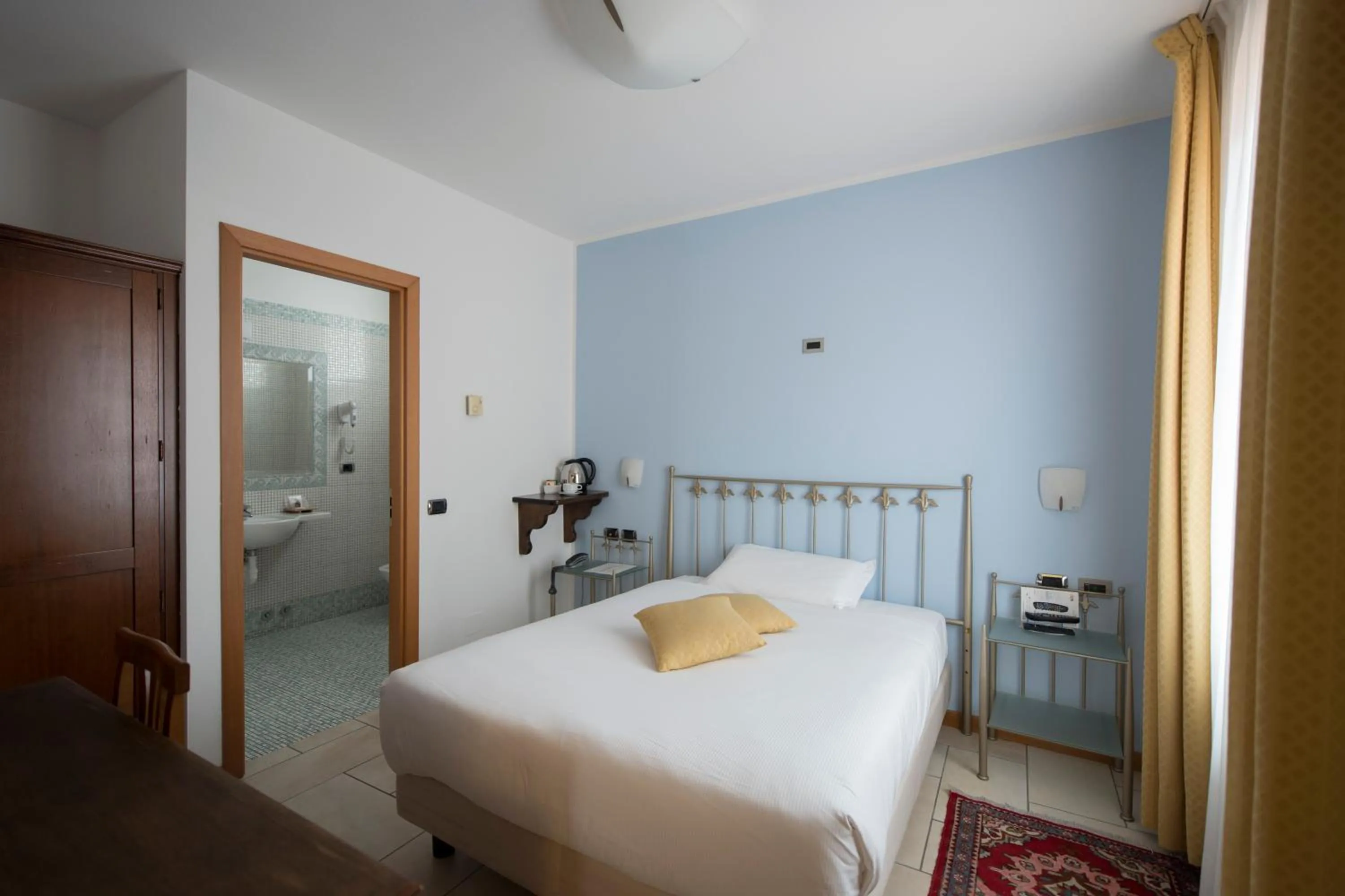 Photo of the whole room, Bed in Hotel Villa Colico