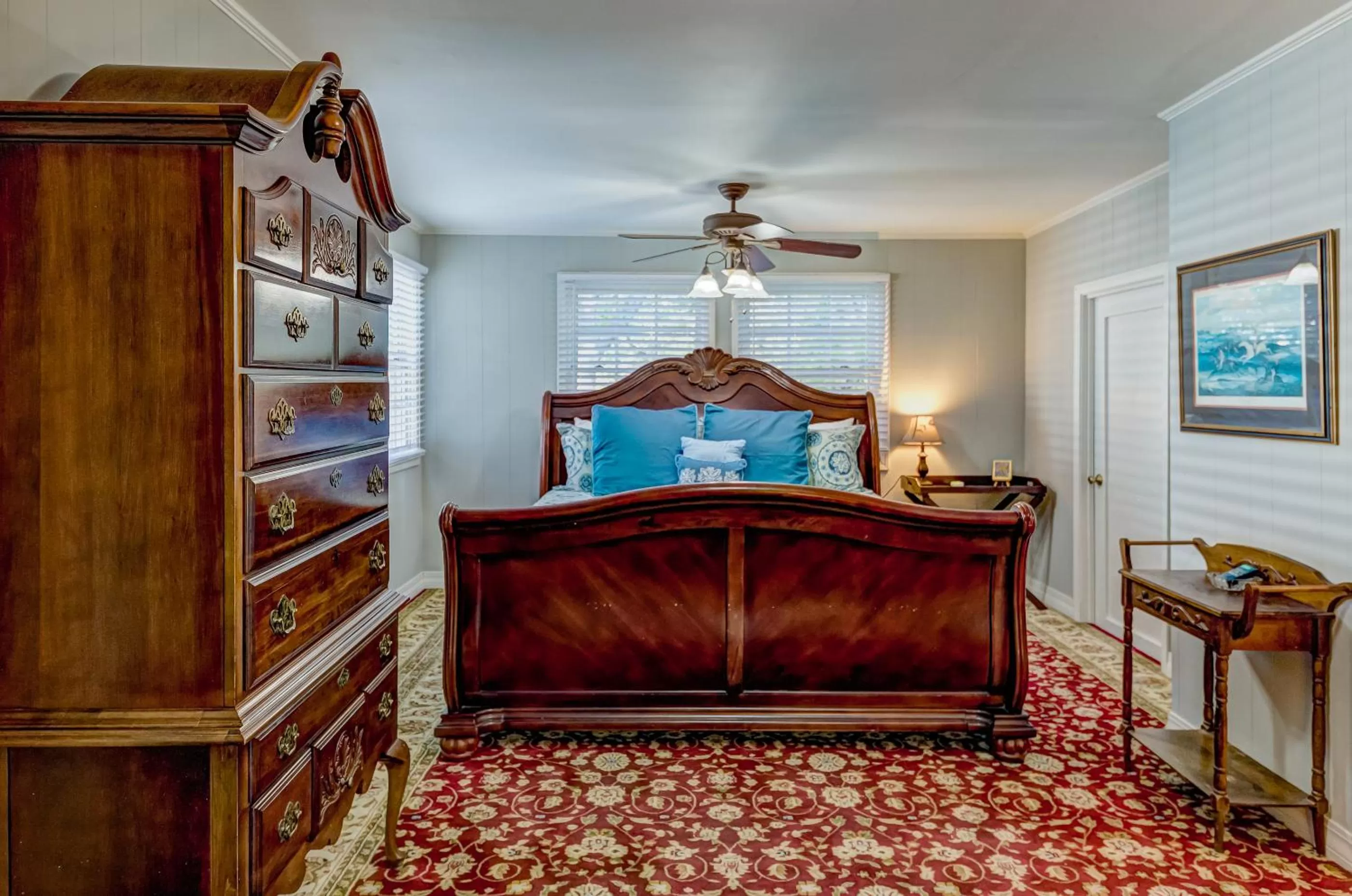 Photo of the whole room, Bed in Steele Cottage