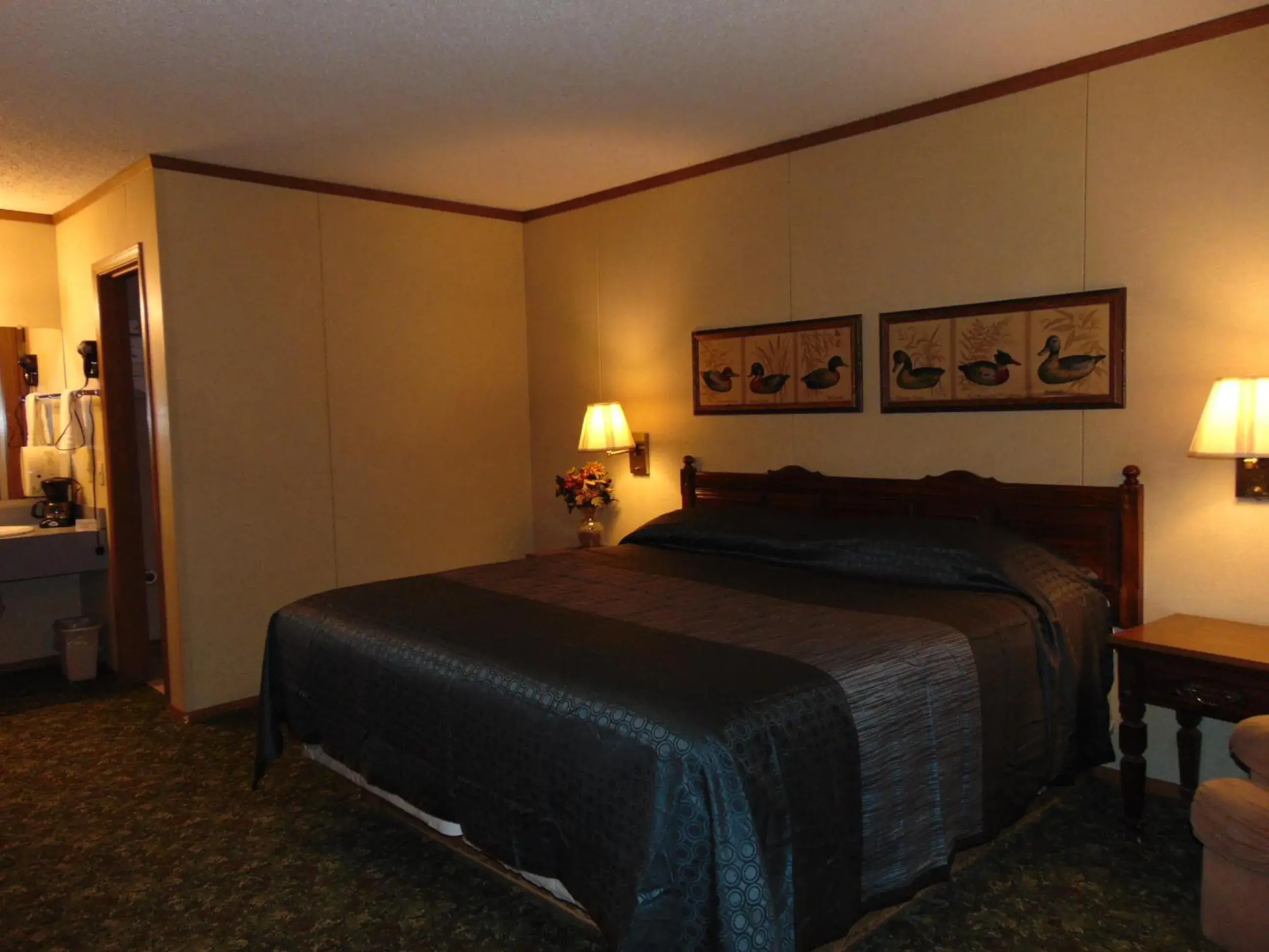 Bathroom, Bed in Heritage House Inn