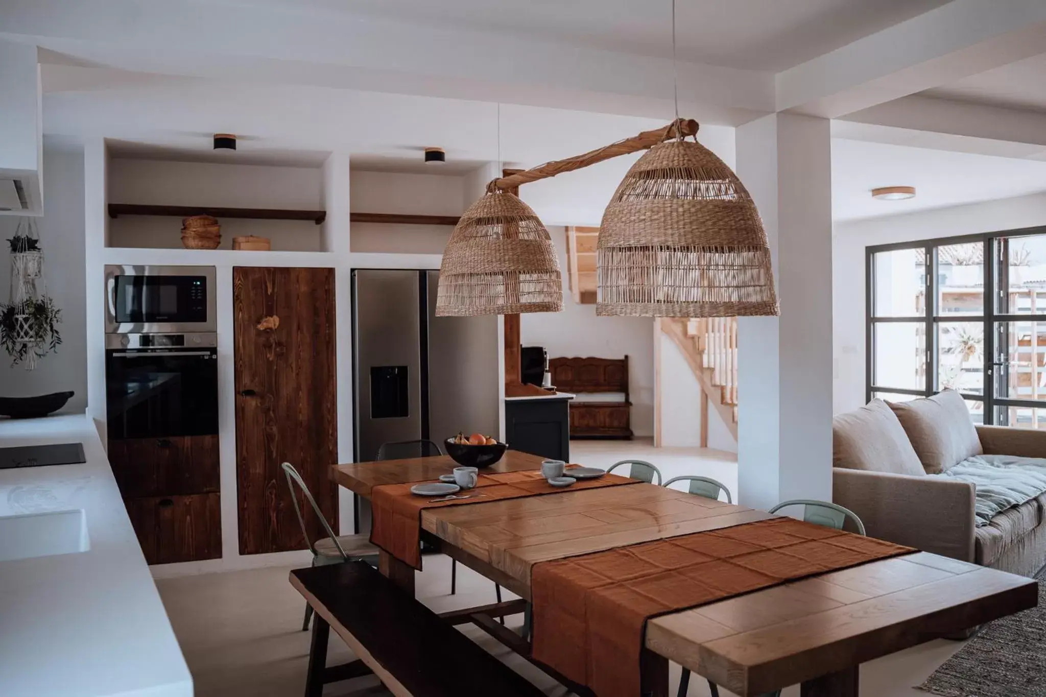 Communal lounge/ TV room, Dining Area in Biarritz Surf Lodge Chambre d'hôtes