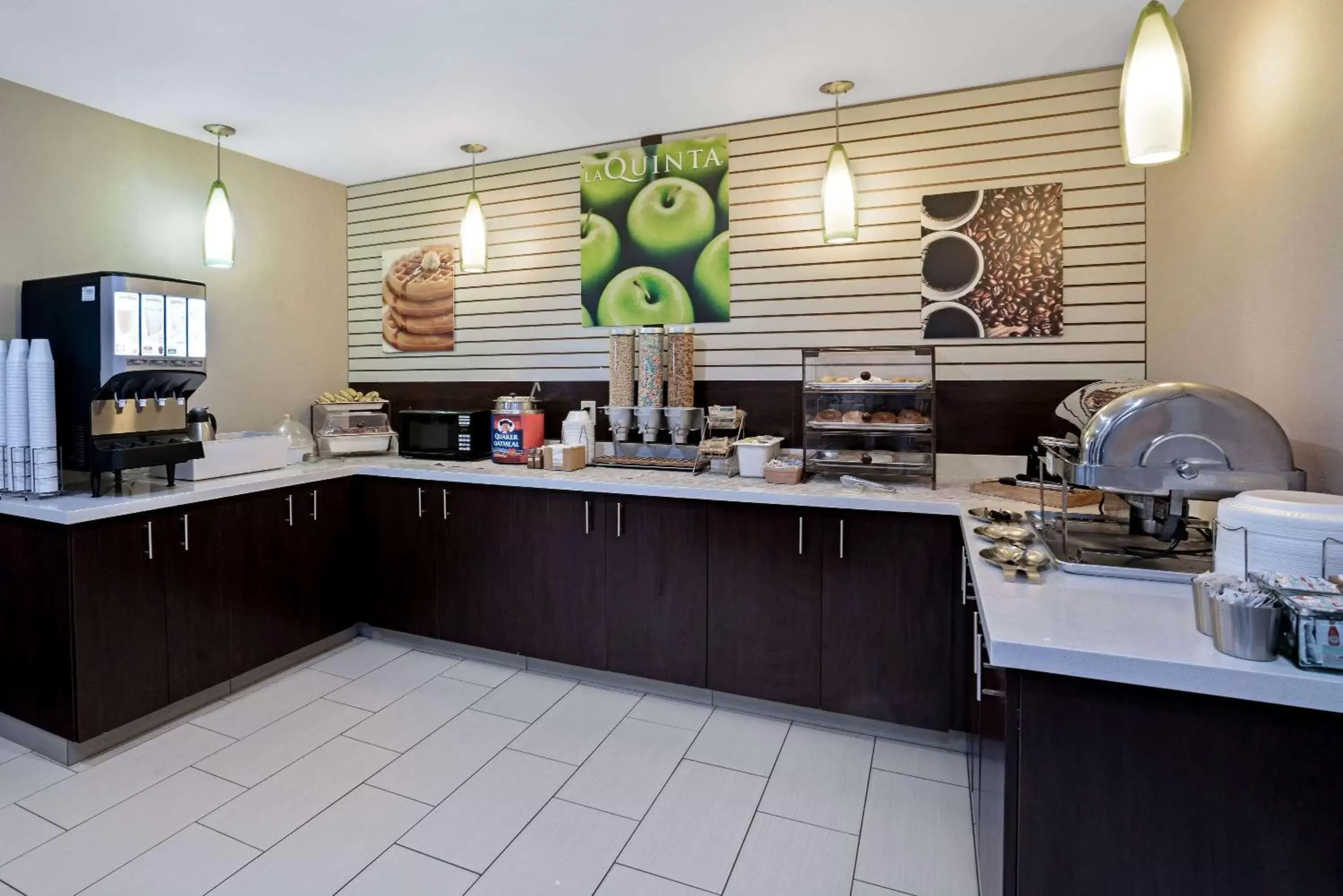 Restaurant/places to eat, Kitchen/Kitchenette in La Quinta by Wyndham Knoxville North I-75