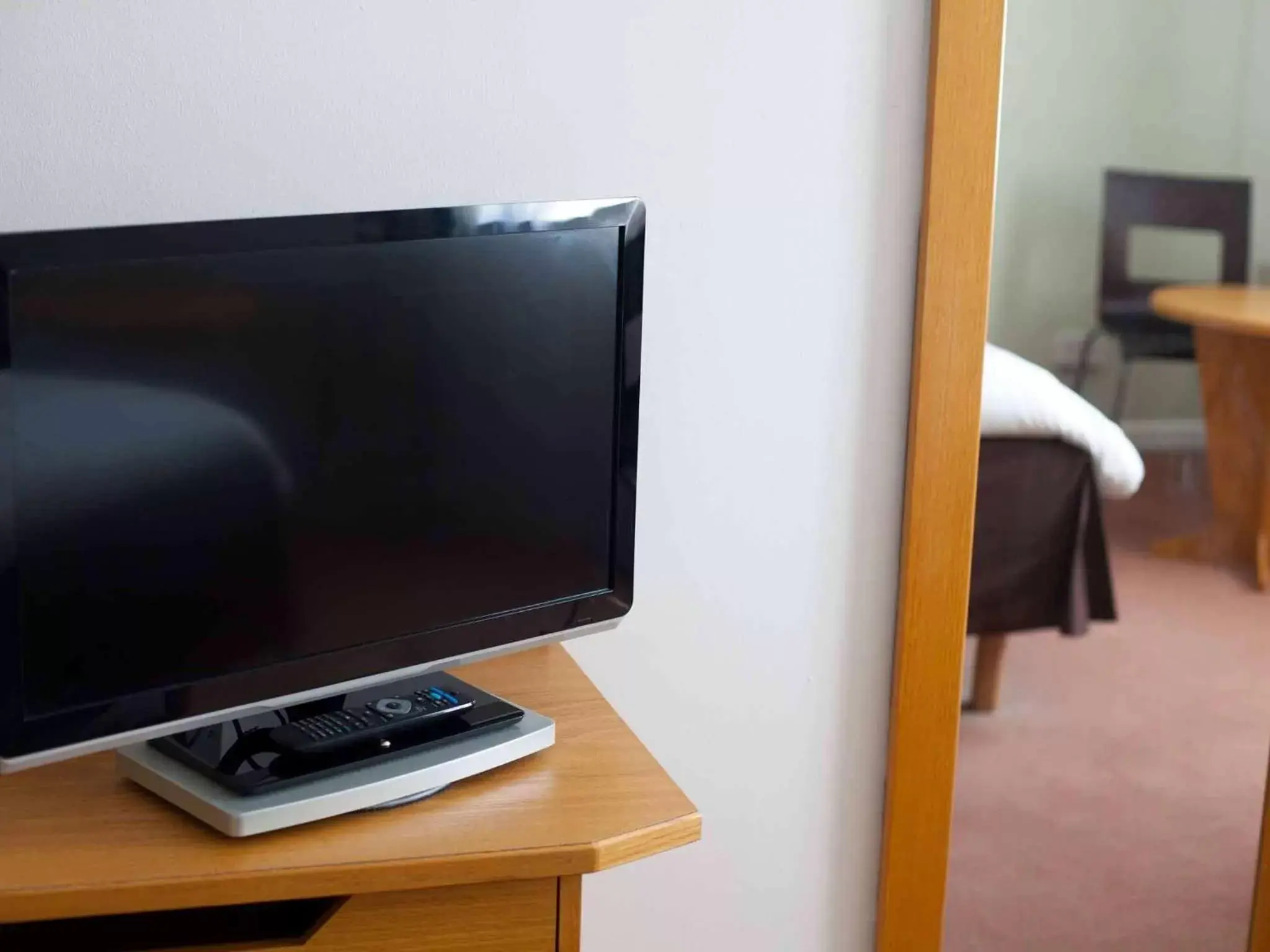 Photo of the whole room, TV/Entertainment Center in ibis Cardiff Gate - International Business Park