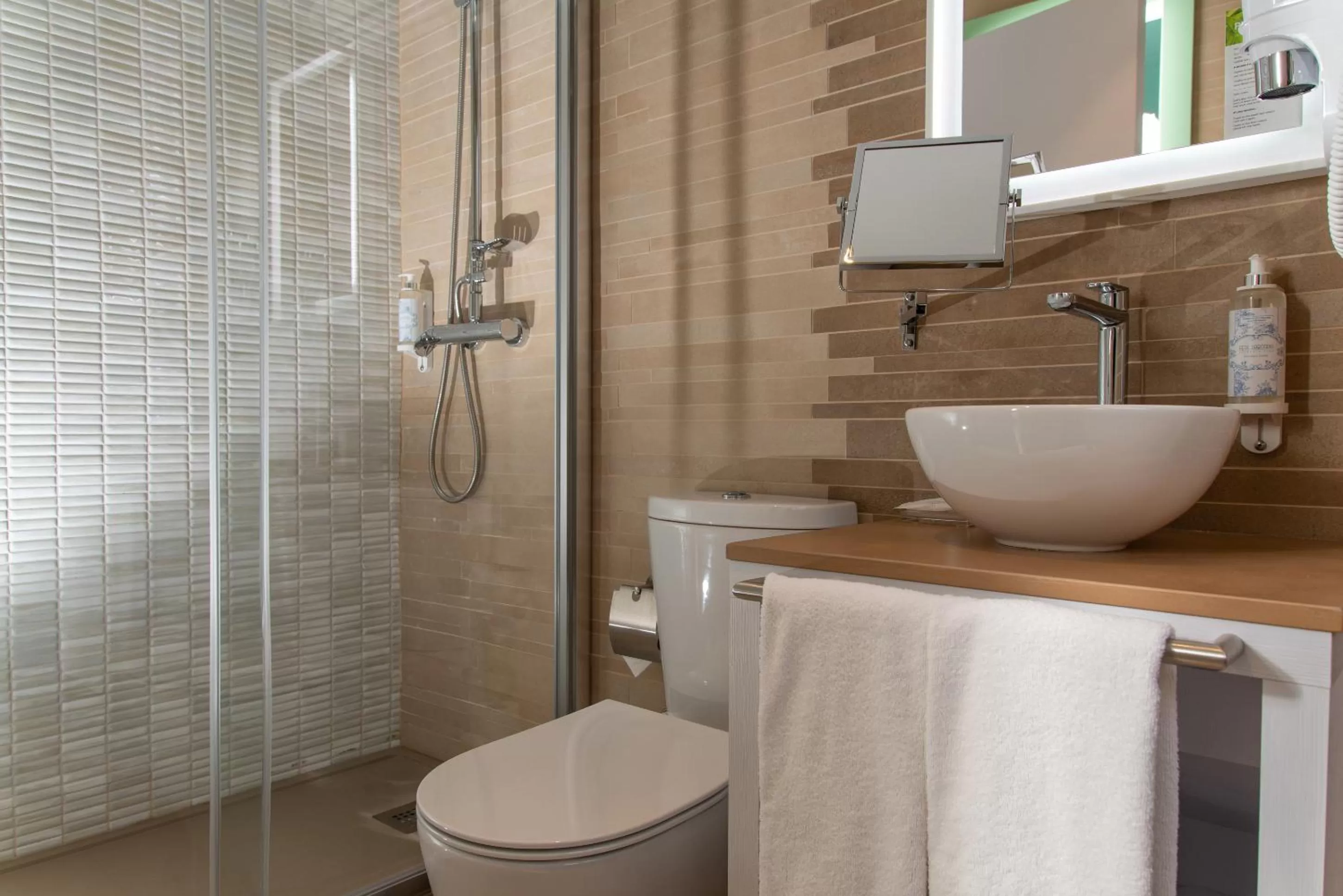 Shower in Be Poet Baixa Hotel