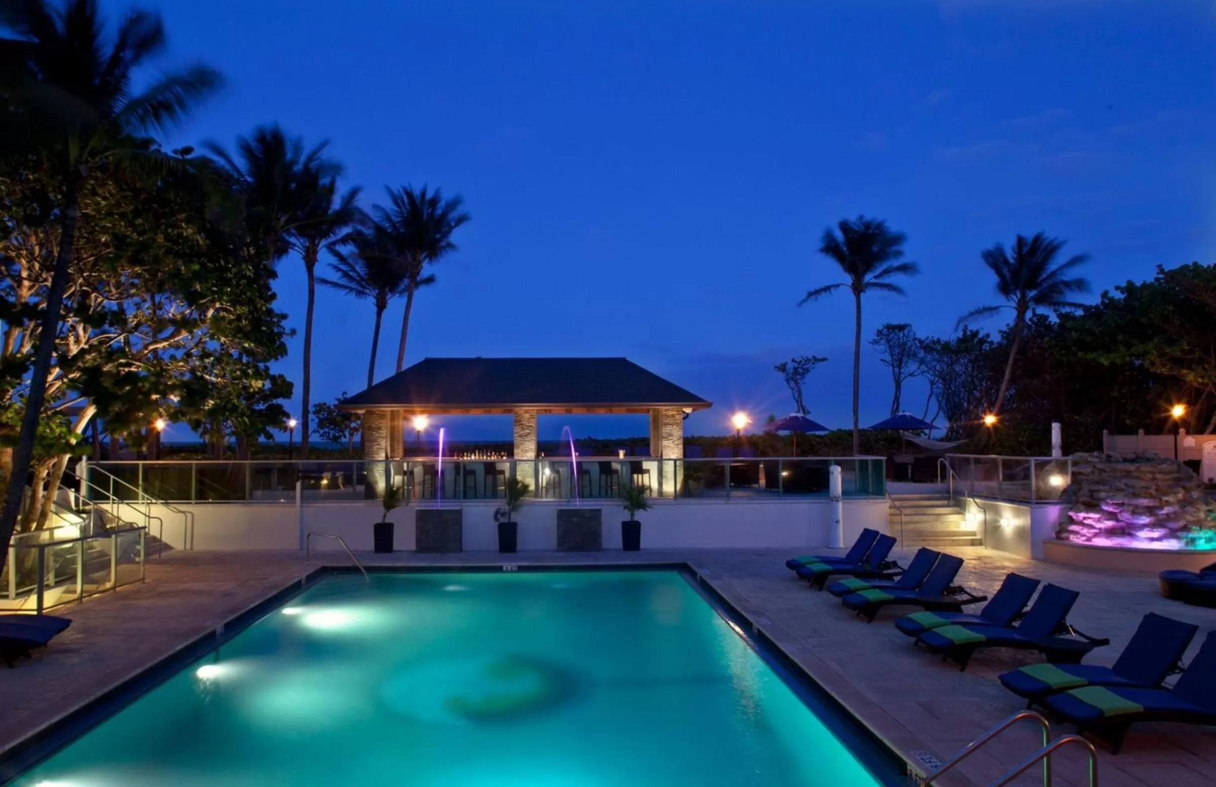 Swimming pool in Jupiter Beach Resort & Spa