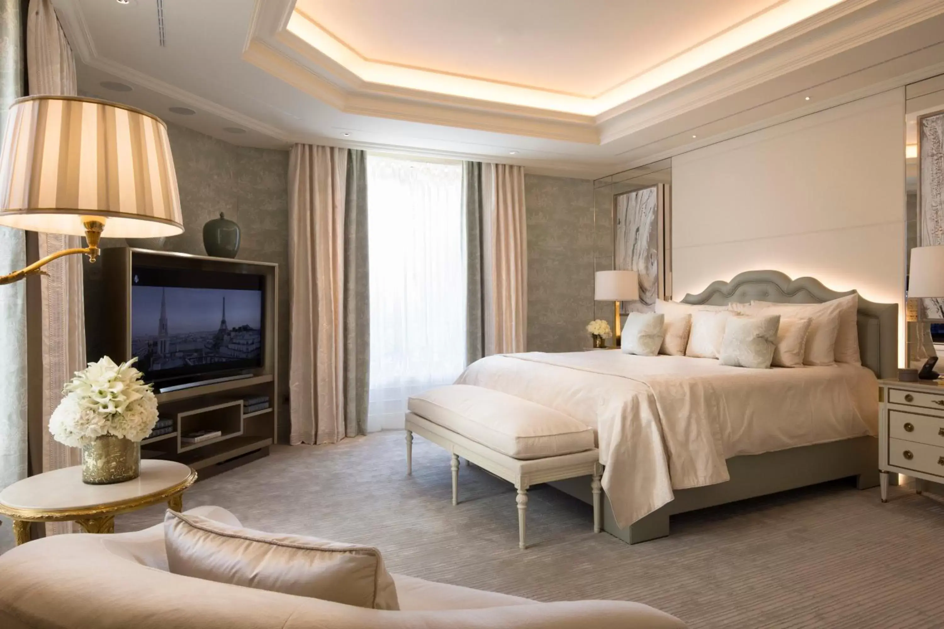 TV and multimedia in Four Seasons Hotel George V Paris