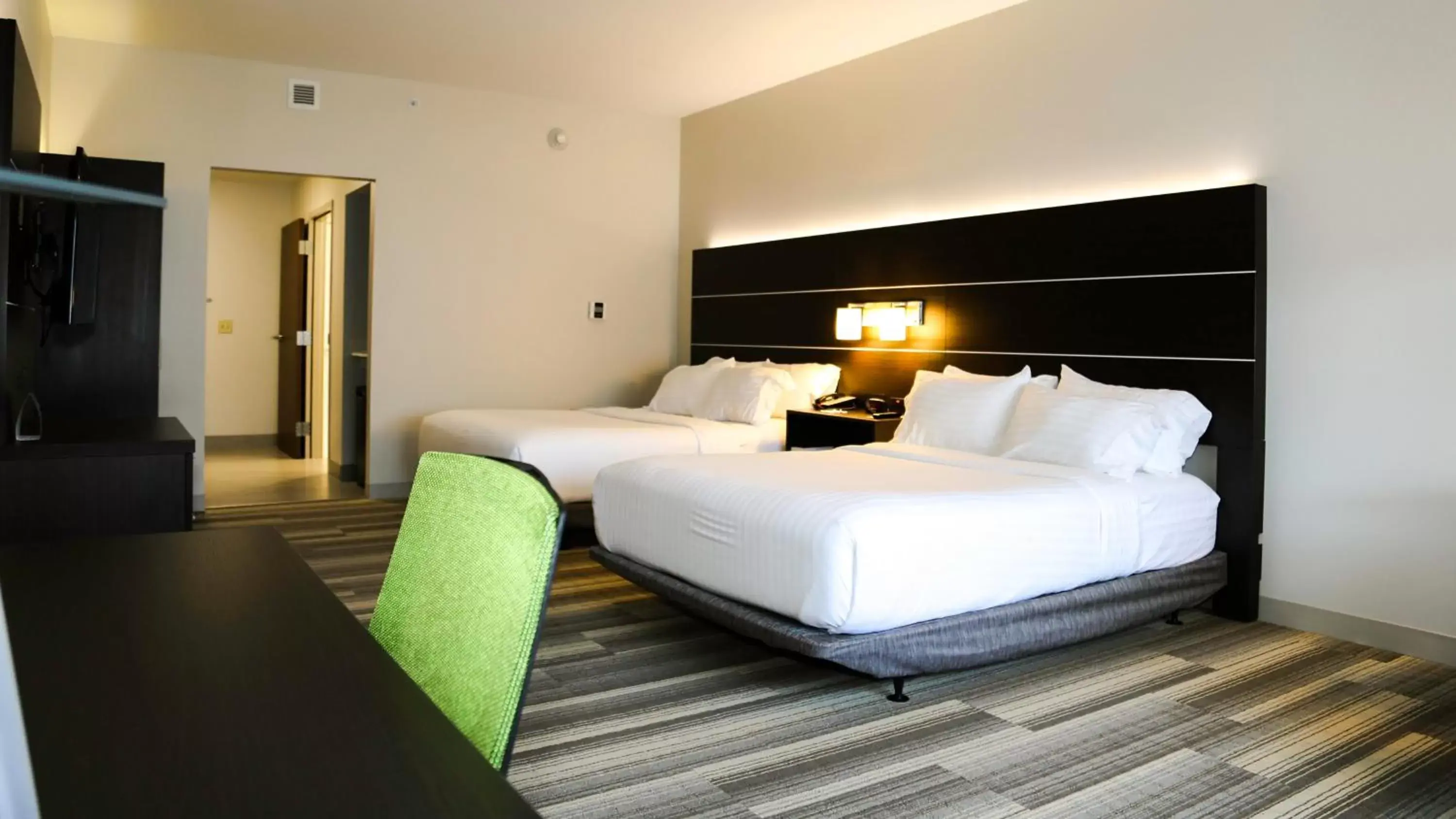 Photo of the whole room, Bed in Holiday Inn Express & Suites Kingston-Ulster, an IHG Hotel