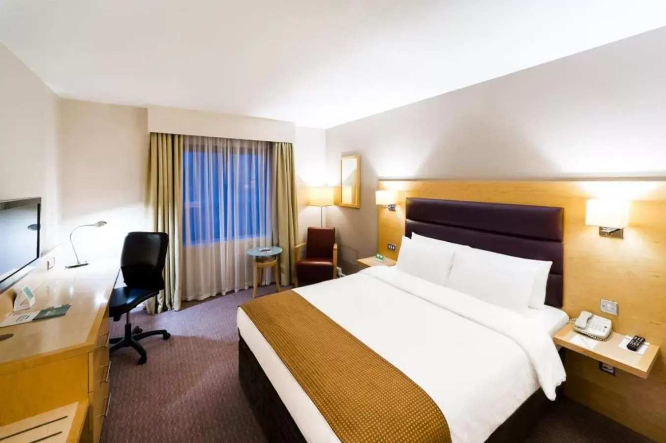Bed in Holiday Inn London Brentford Lock, an IHG Hotel