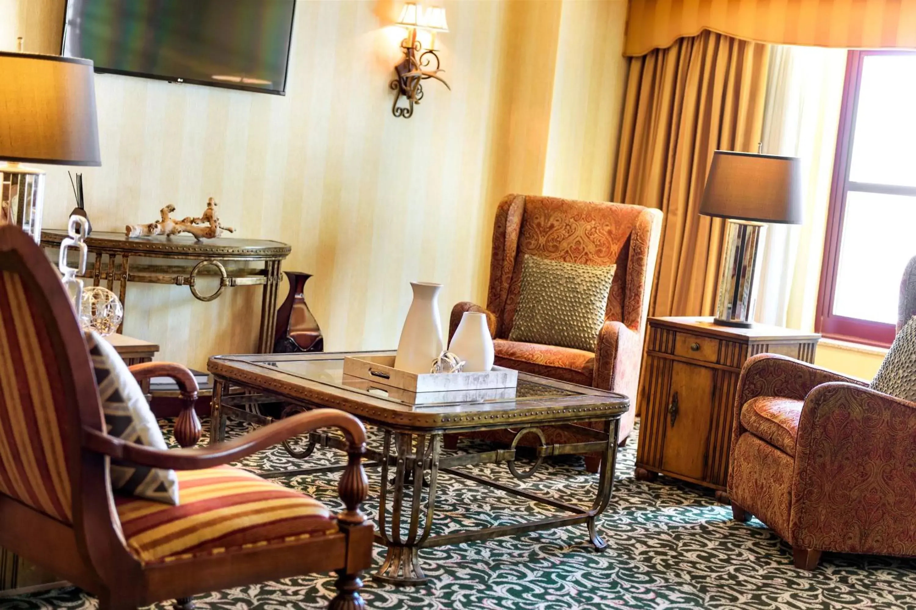 Lounge or bar, Seating Area in Renaissance Tulsa Hotel & Convention Center