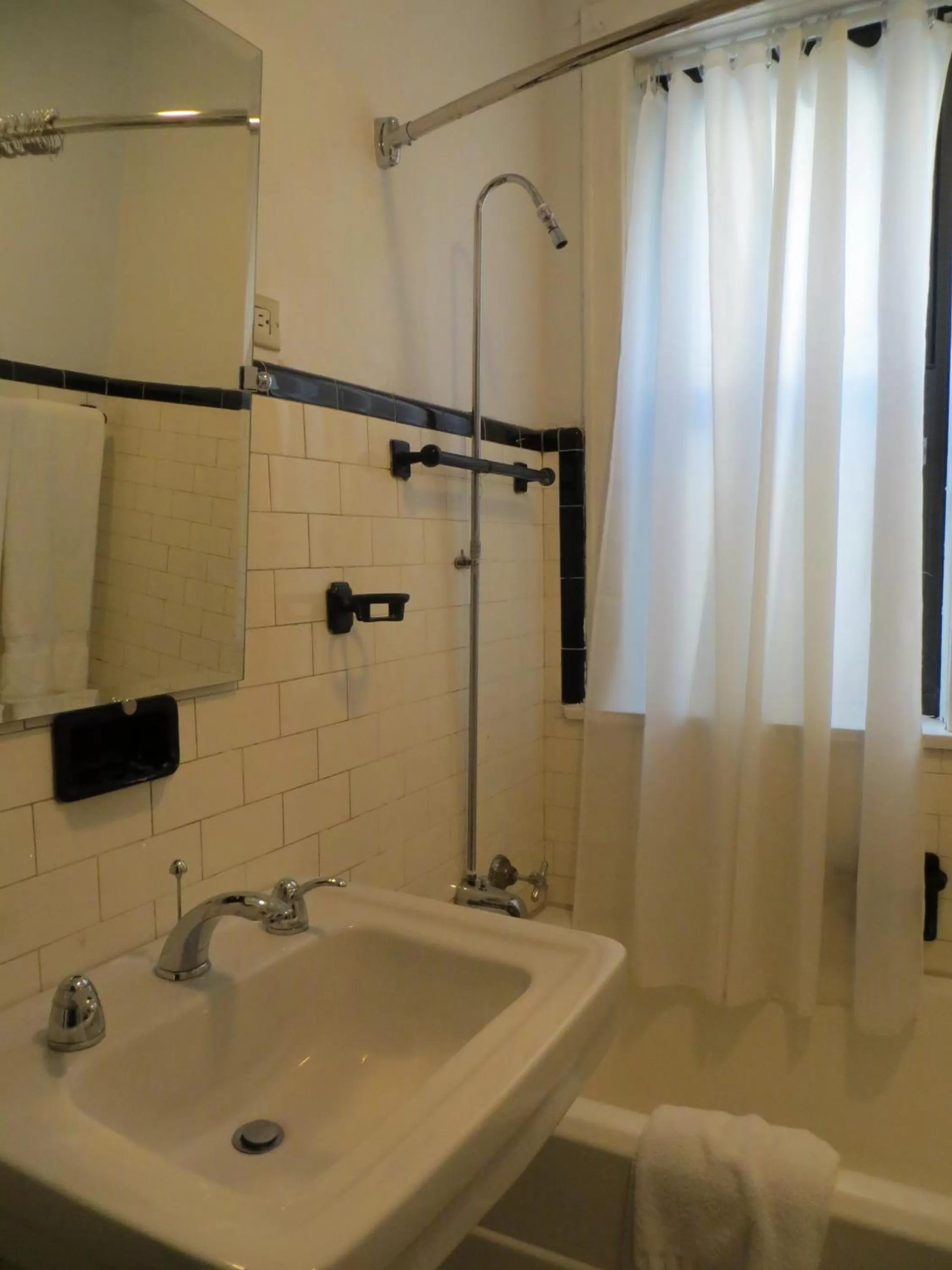 Shower, Bathroom in The Polo Inn Bridgeport U.S.A.