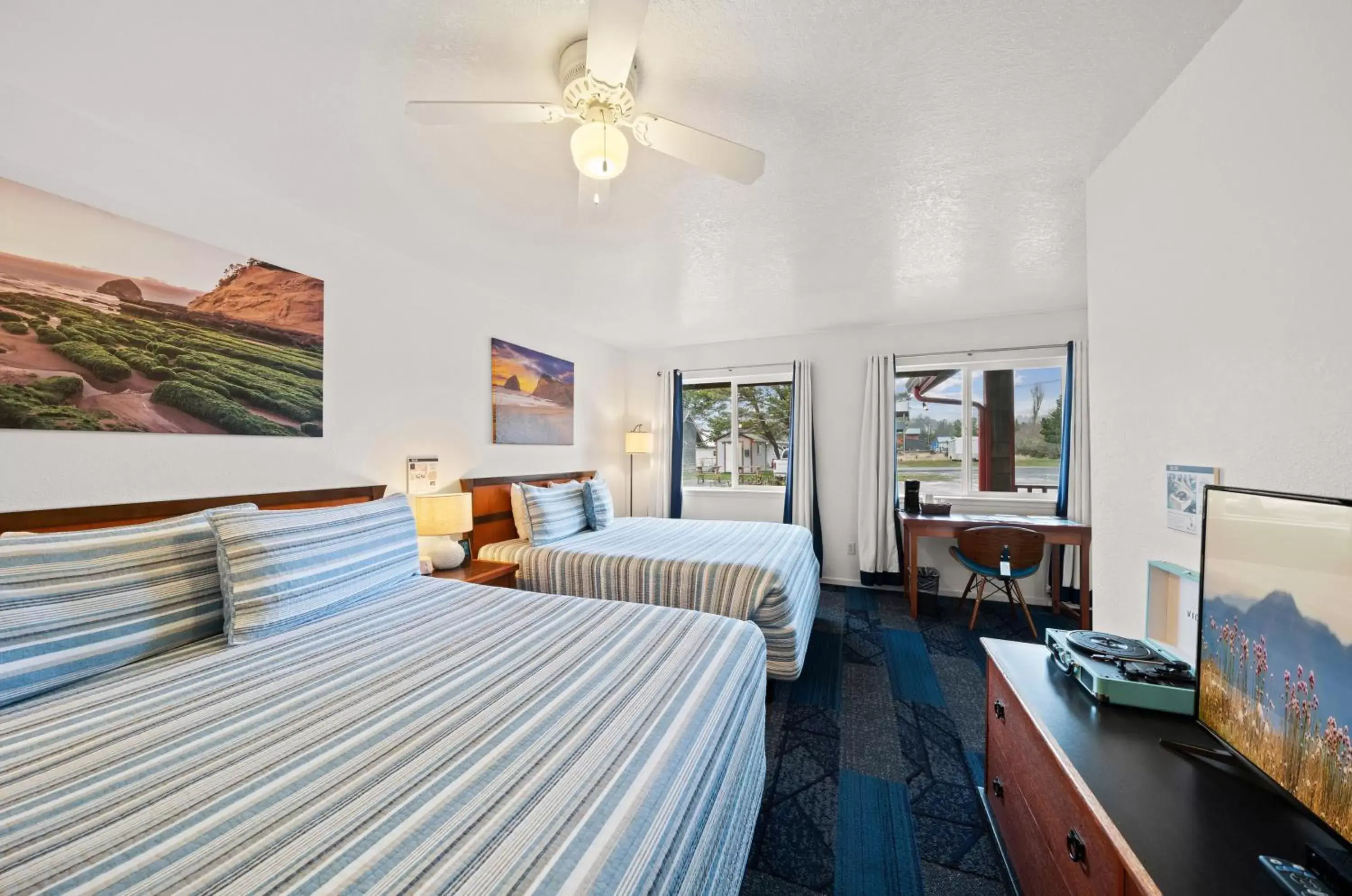 Queen Room with Two Queen Beds in Surf & Sand Inn