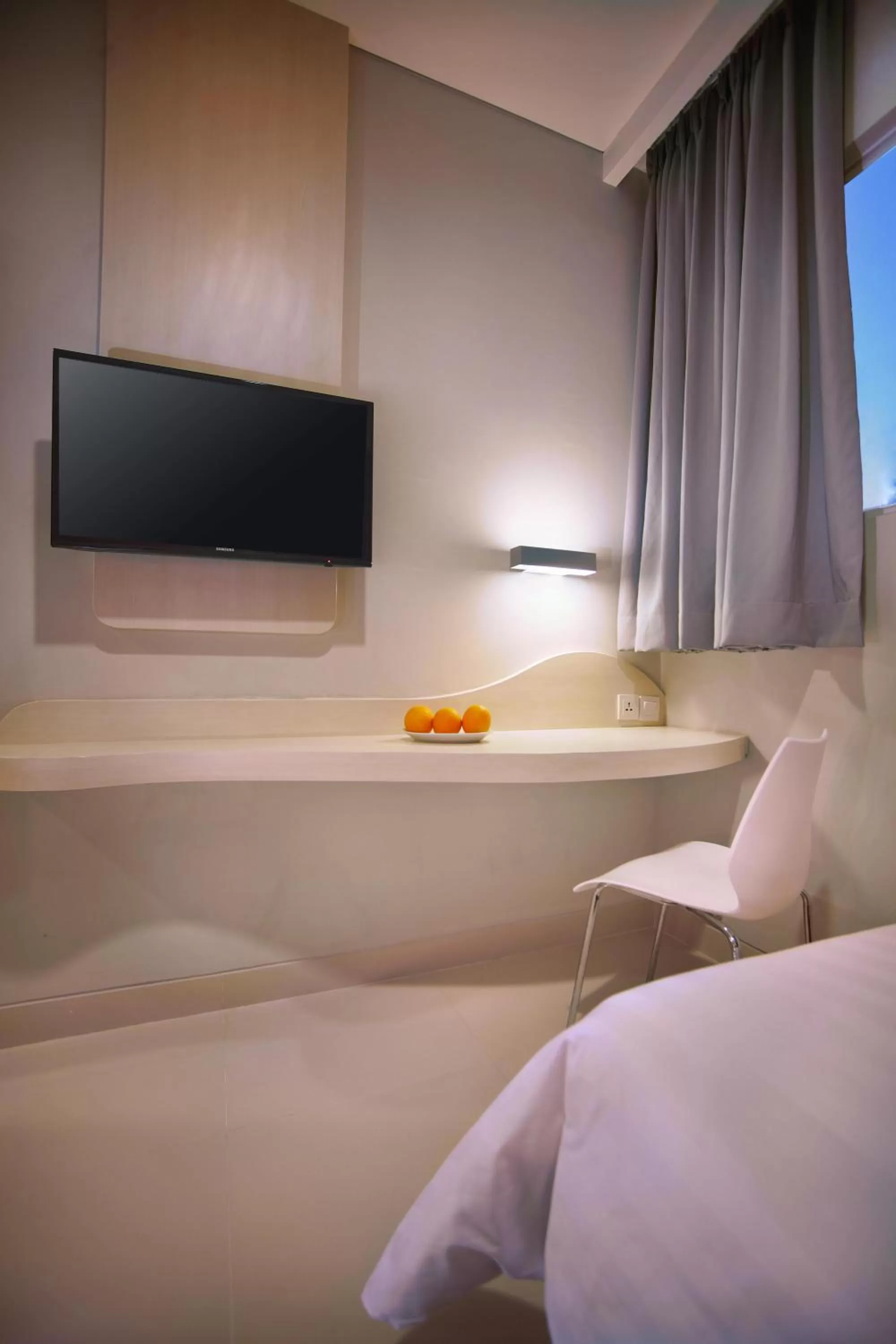 Seating area, Bed in favehotel Gatot Subroto Jakarta