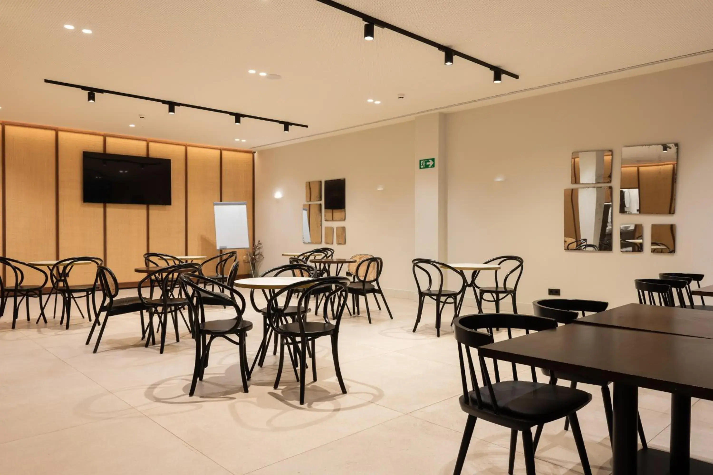 Meeting/conference room, Restaurant/Places to Eat in Hotel Bed4U San Sebasti
