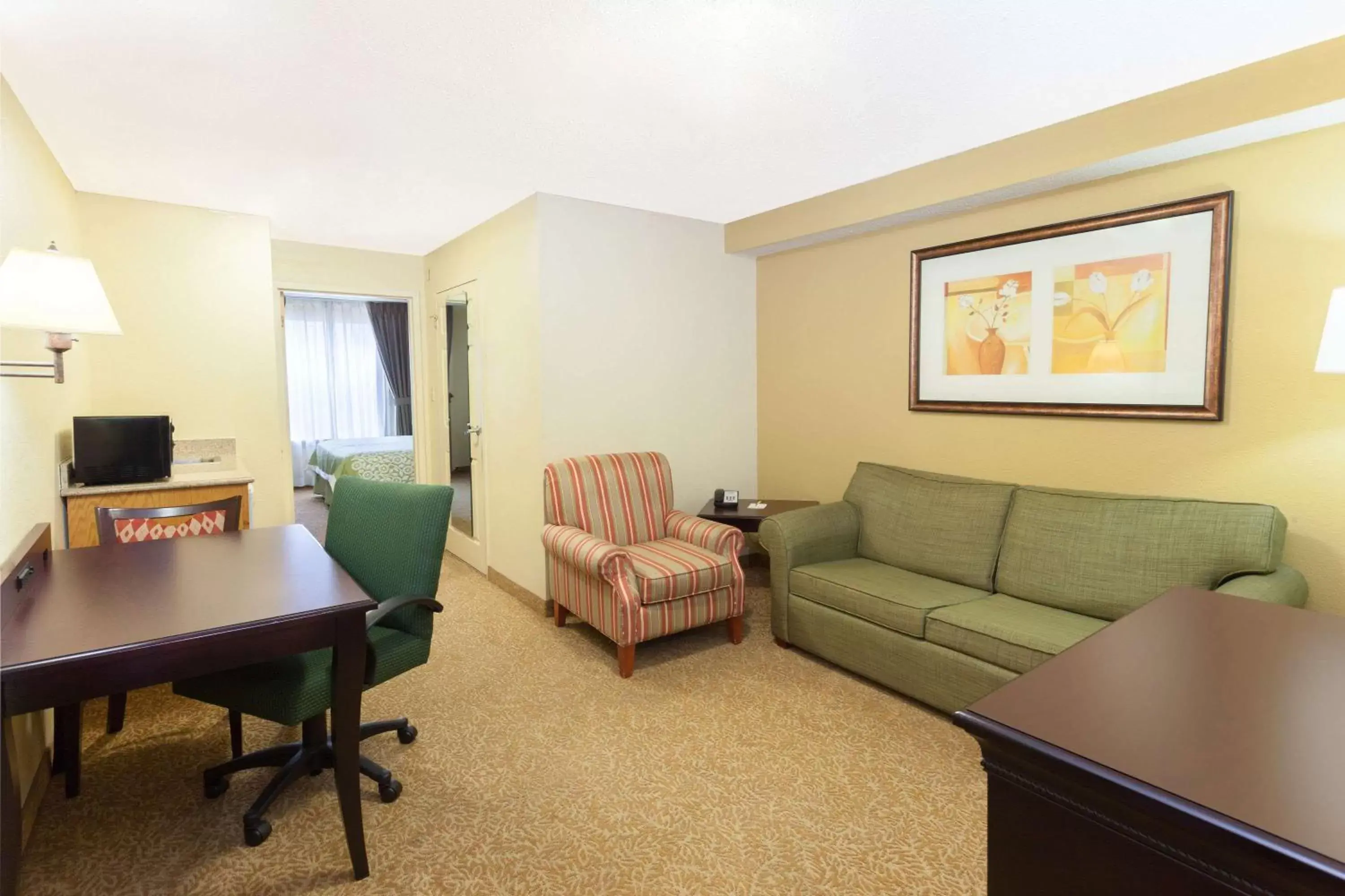 Photo of the whole room, Seating Area in Days Inn & Suites by Wyndham Tucker/Northlake