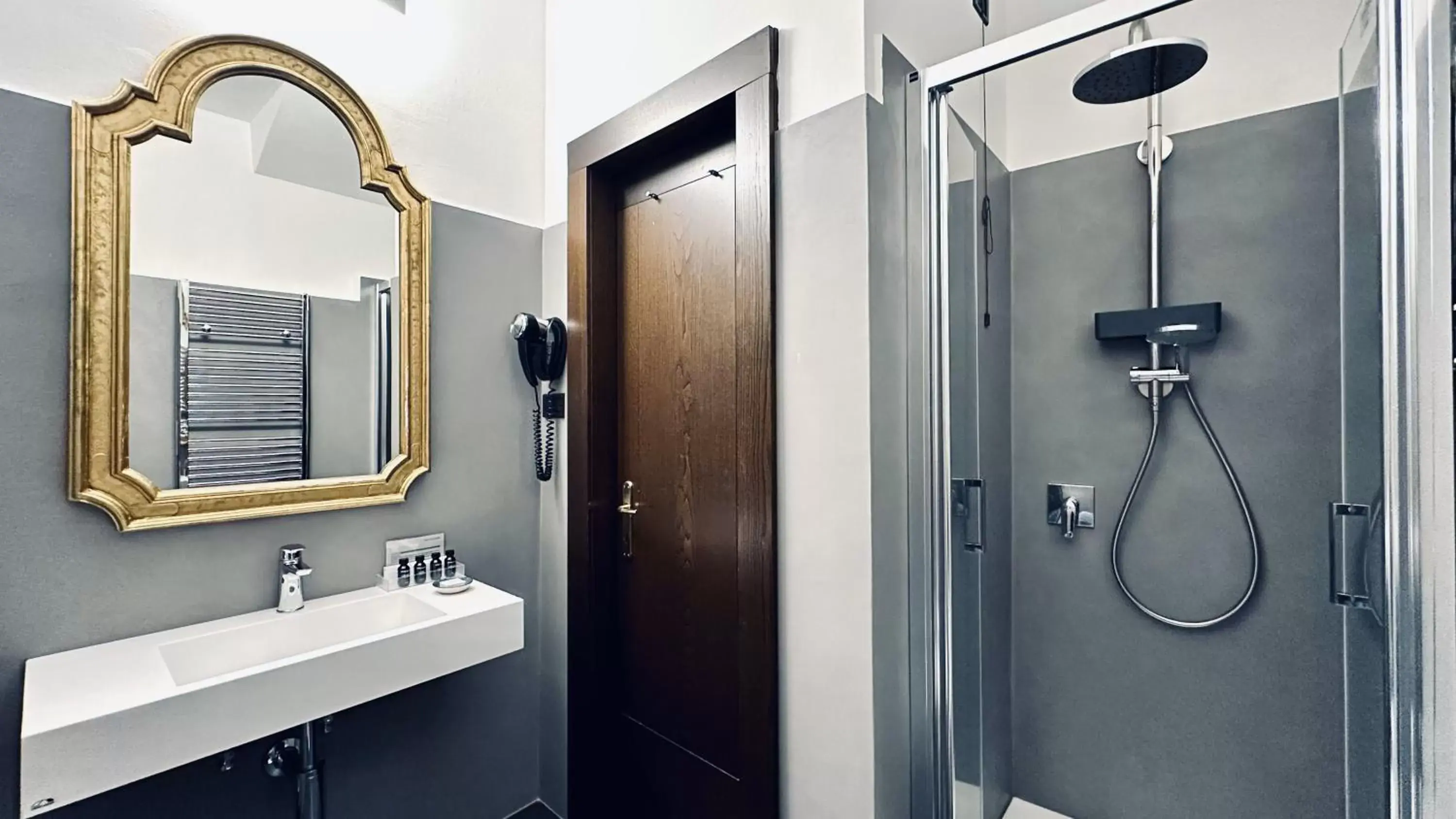 Bathroom in Hotel Palazzo Piccolomini