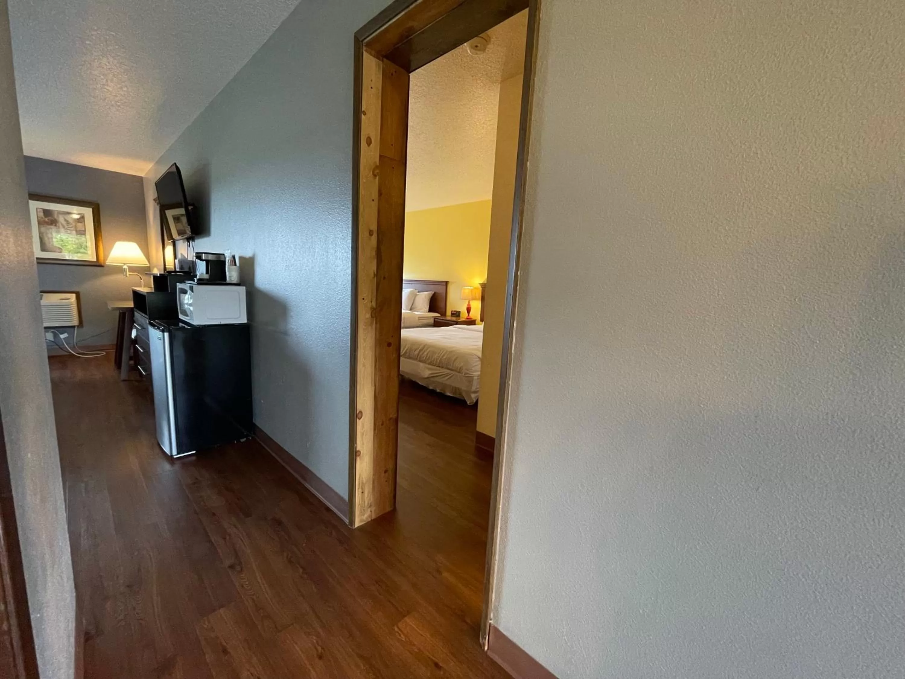 Facade/entrance, Bed in Sunnyside Inn and Suites