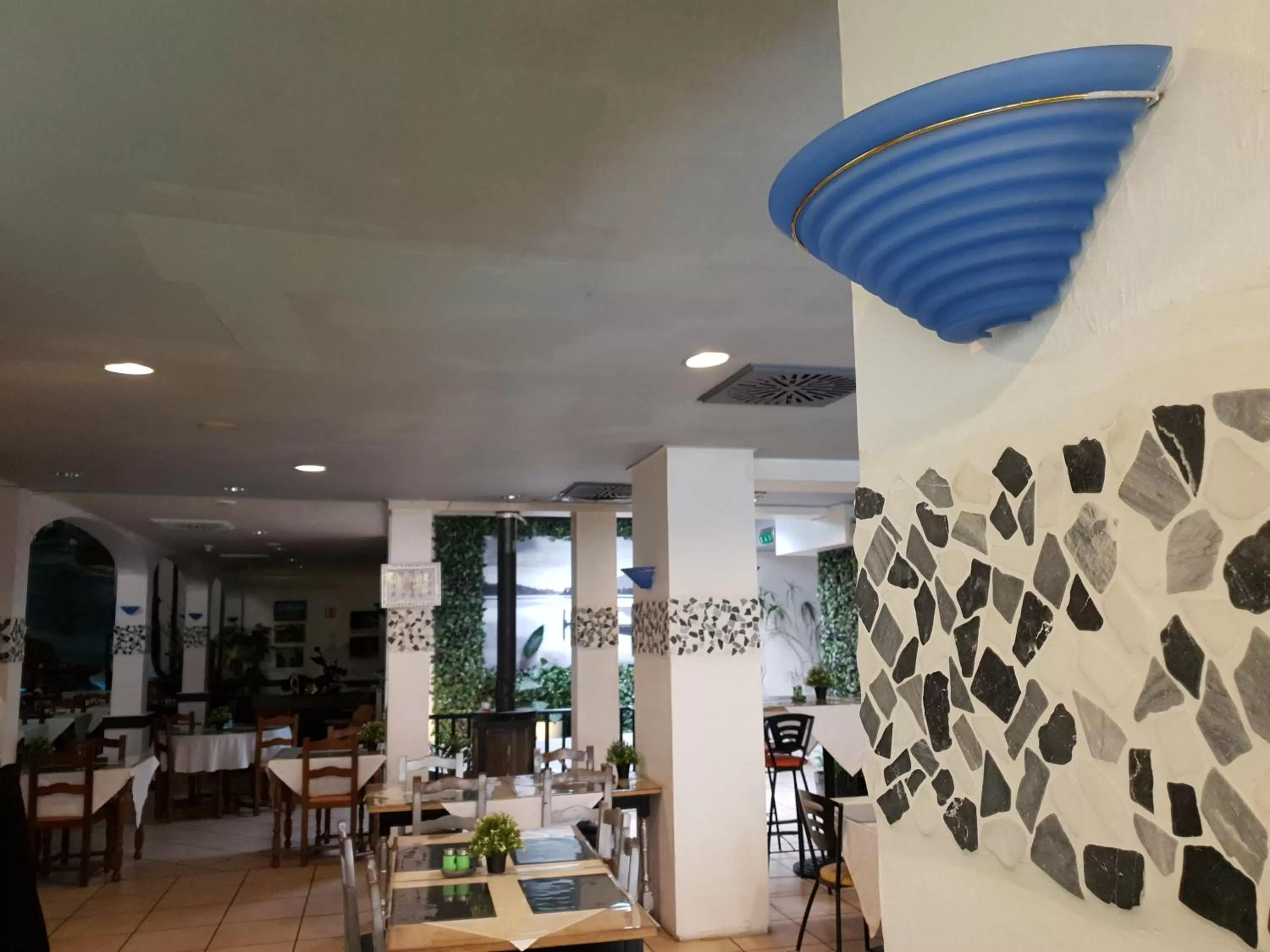 Restaurant/places to eat in Yasha Hotel